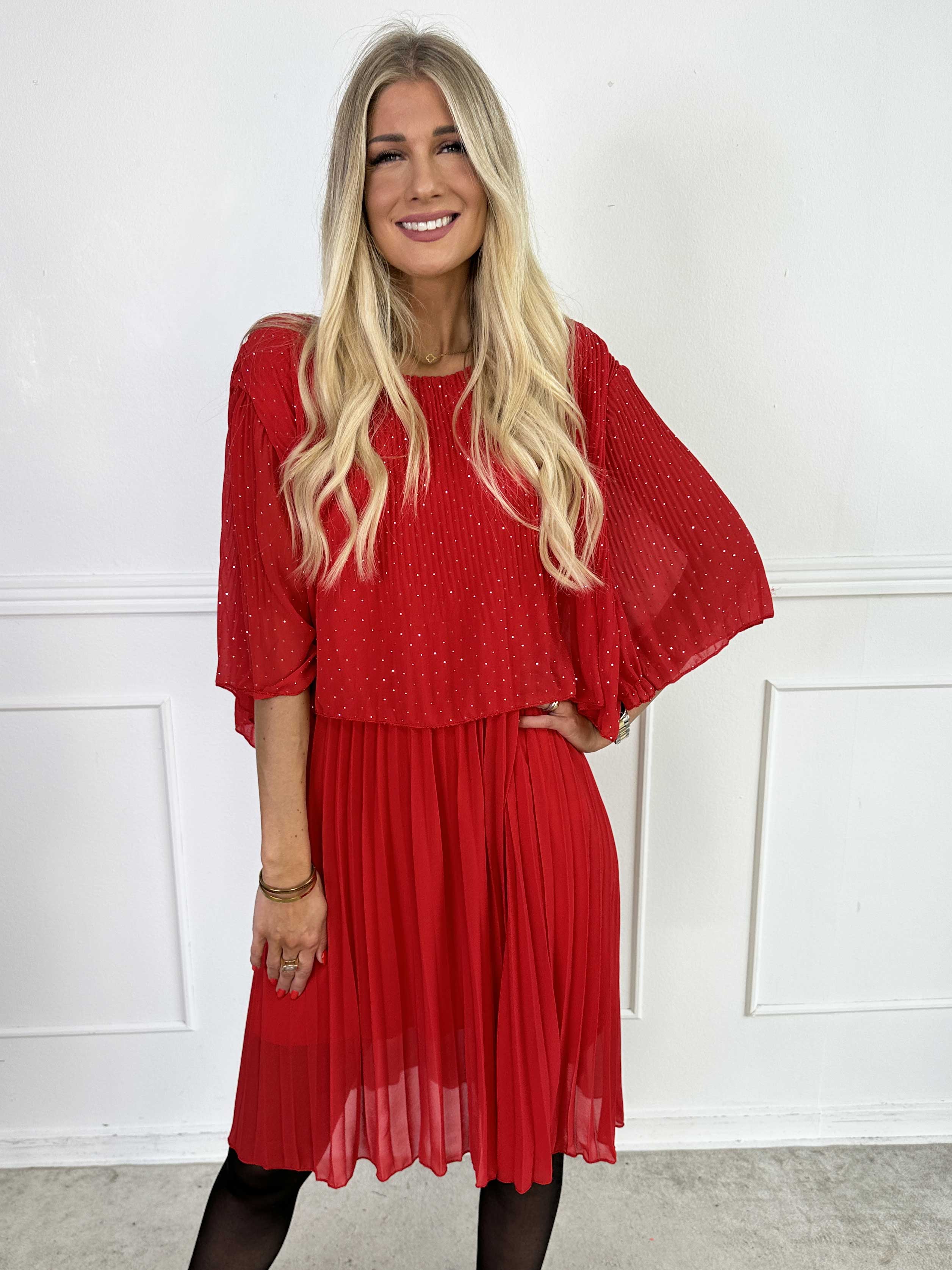 Kristina Crystal - Plisseret kjole i chiffon pyntet med similisten og flæselag