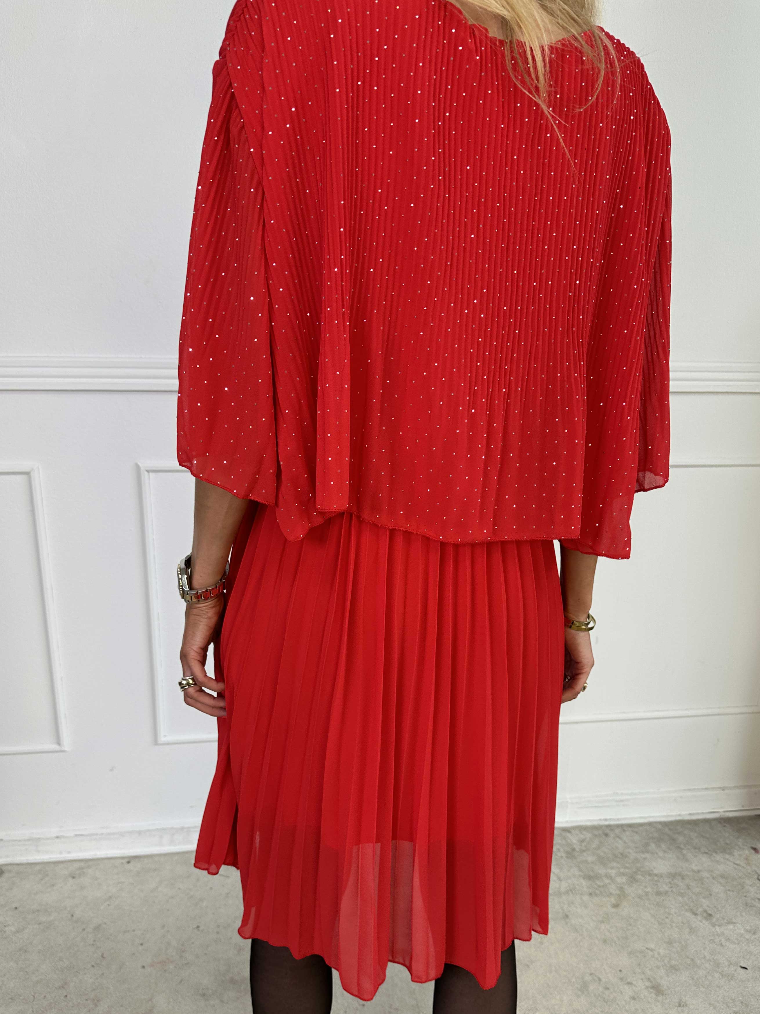 Kristina Crystal - Plisseret kjole i chiffon pyntet med similisten og flæselag