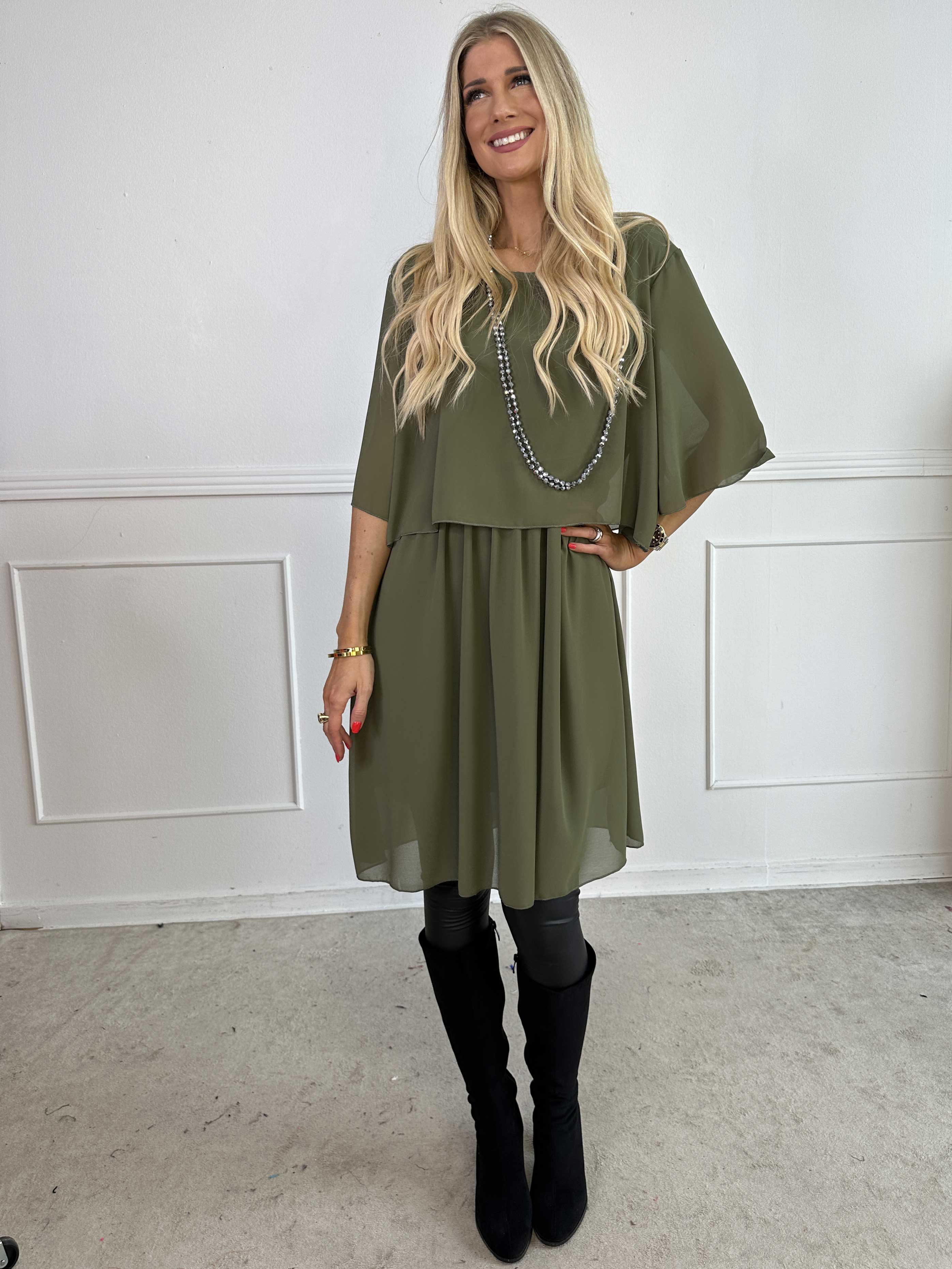 Kristina Plain - Sød plain kjole i chiffon med flæselag