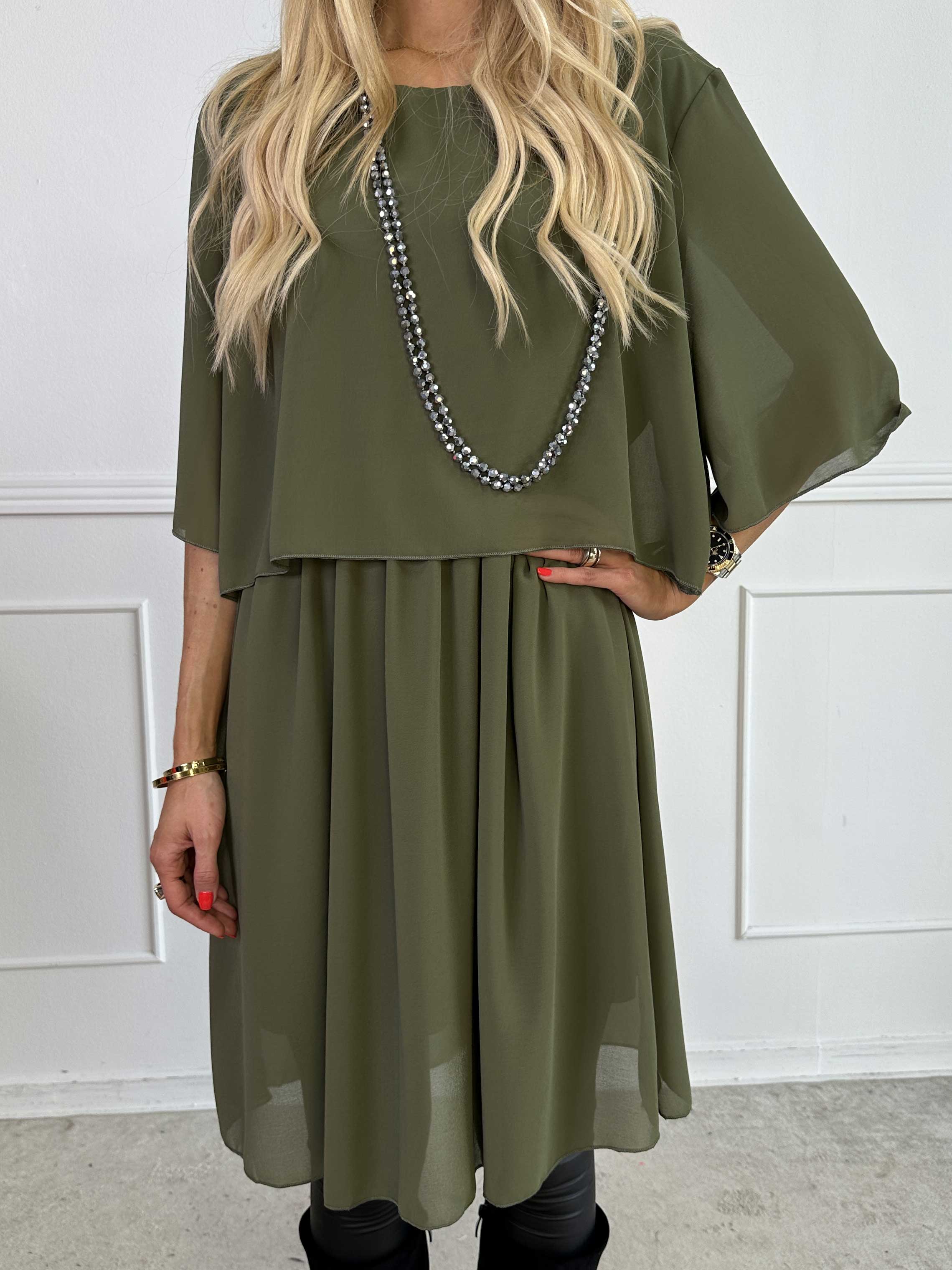 Kristina Plain - Sød plain kjole i chiffon med flæselag