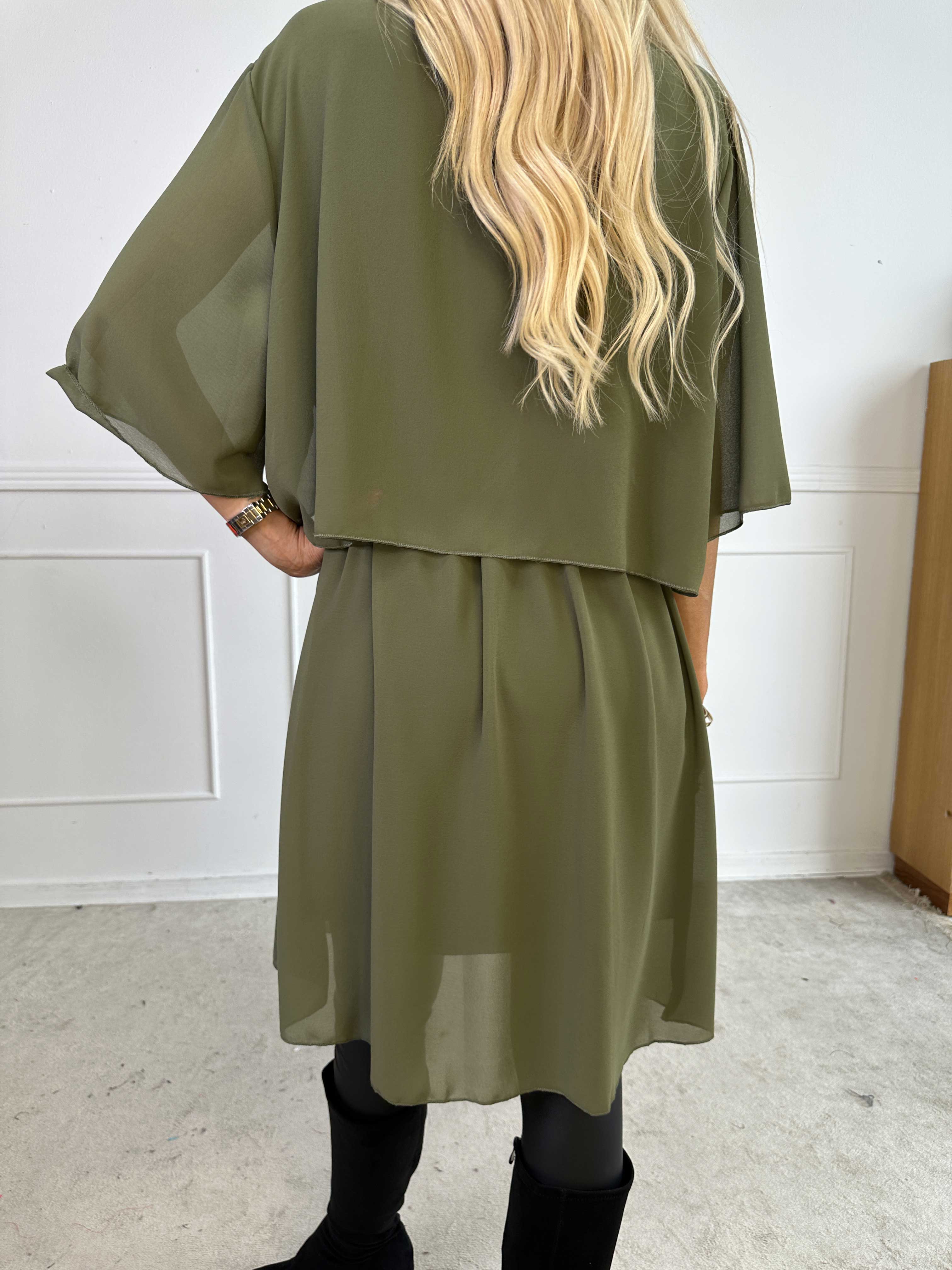 Kristina Plain - Sød plain kjole i chiffon med flæselag