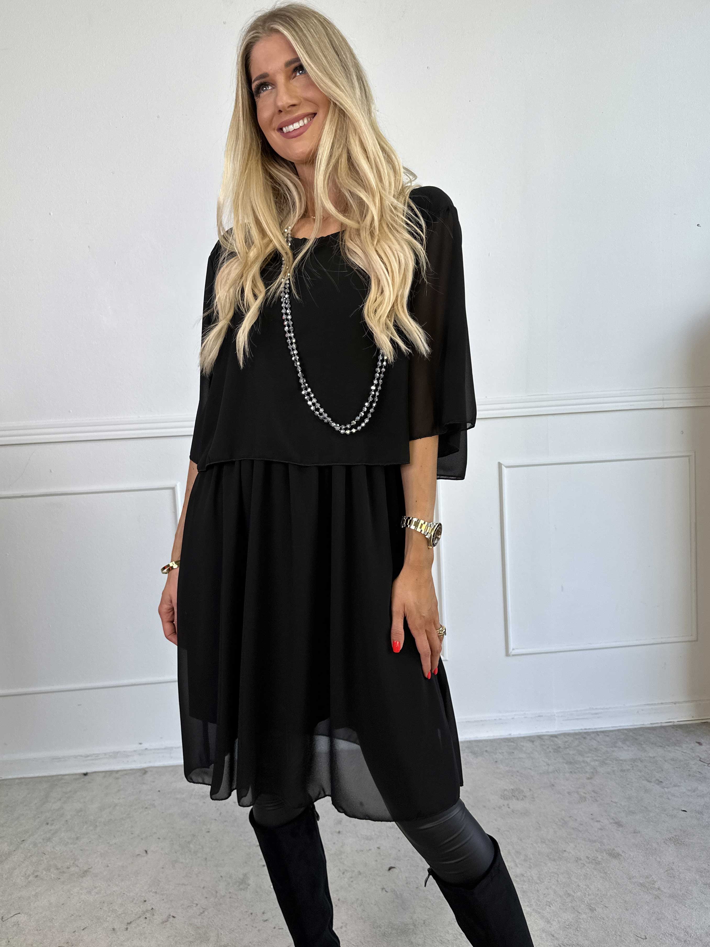 Kristina Plain - Sød plain kjole i chiffon med flæselag