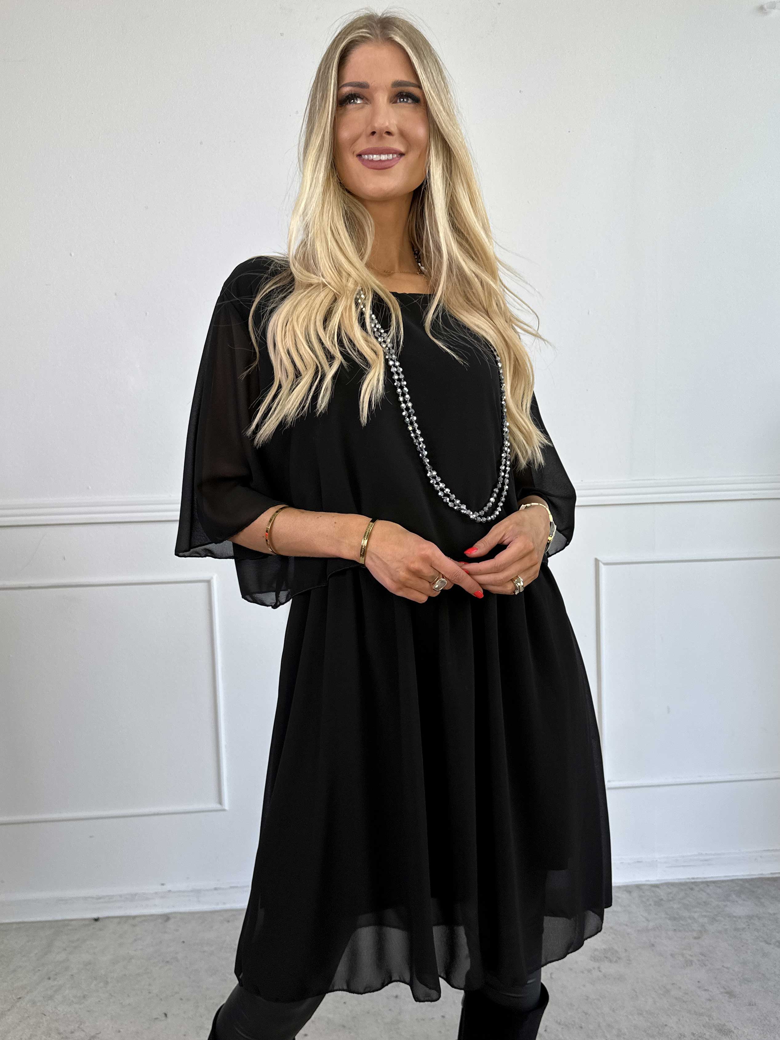 Kristina Plain - Sød plain kjole i chiffon med flæselag