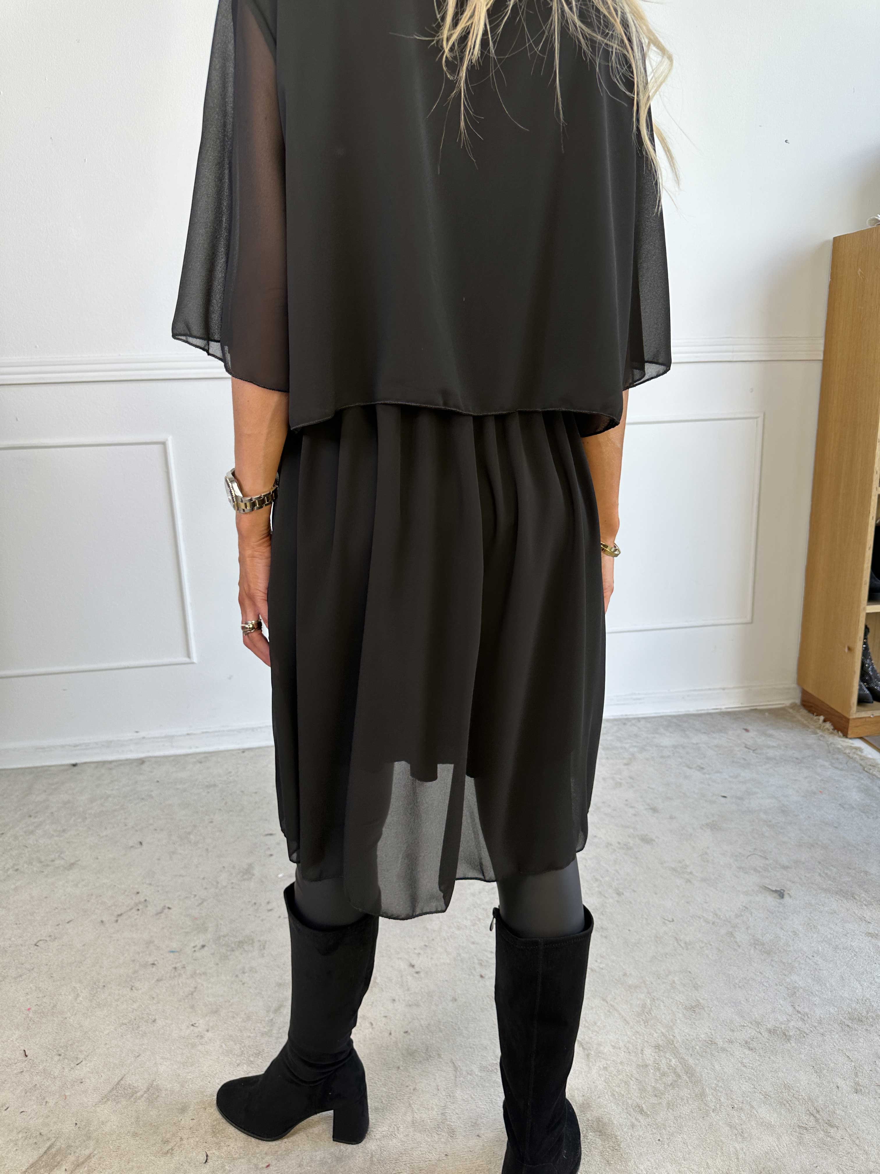 Kristina Plain - Sød plain kjole i chiffon med flæselag