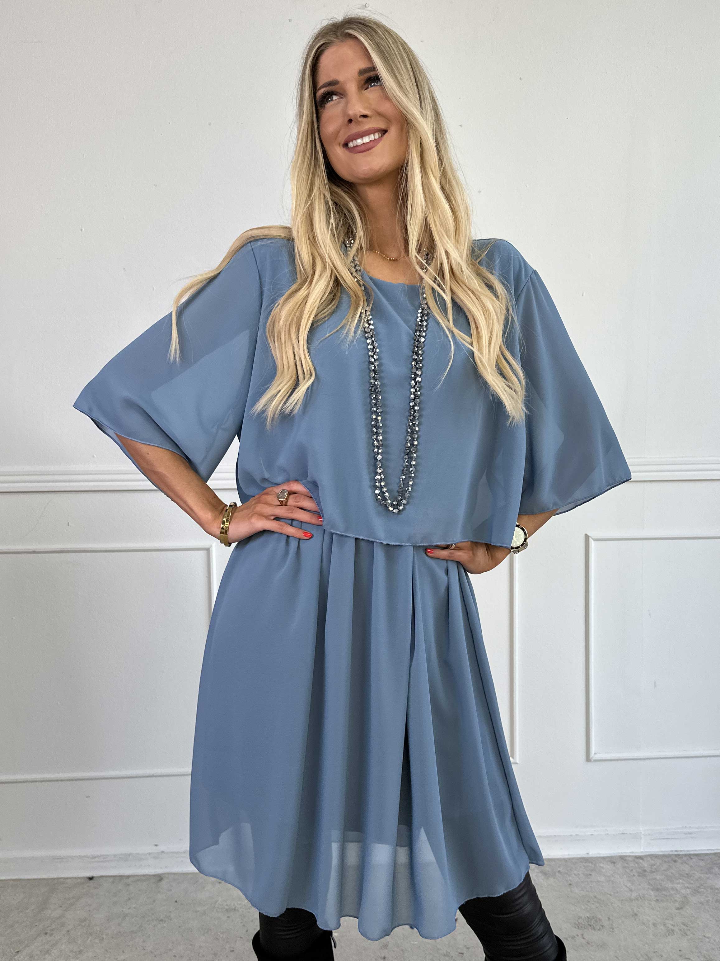 Kristina Plain - Sød plain kjole i chiffon med flæselag