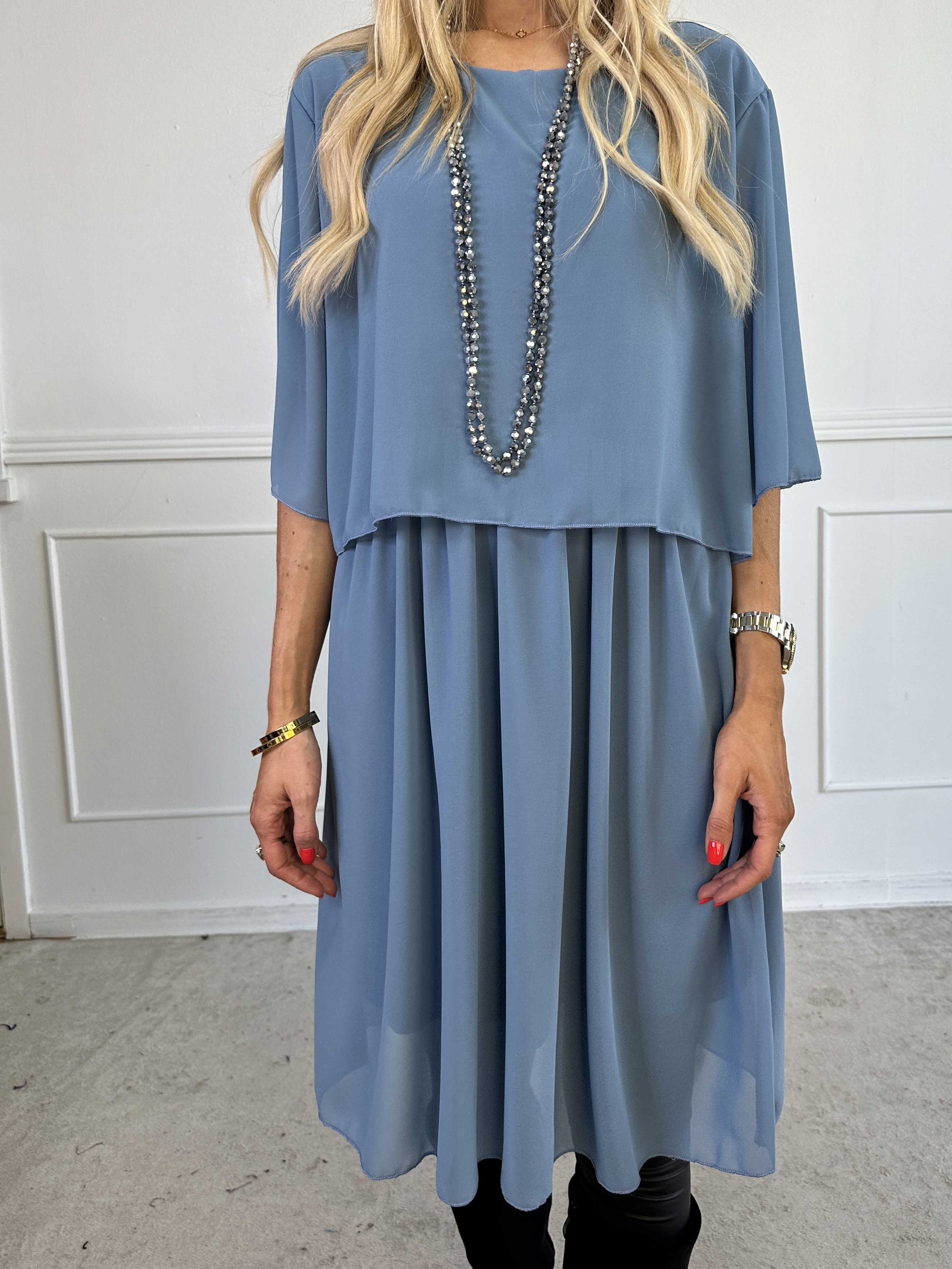 Kristina Plain - Sød plain kjole i chiffon med flæselag