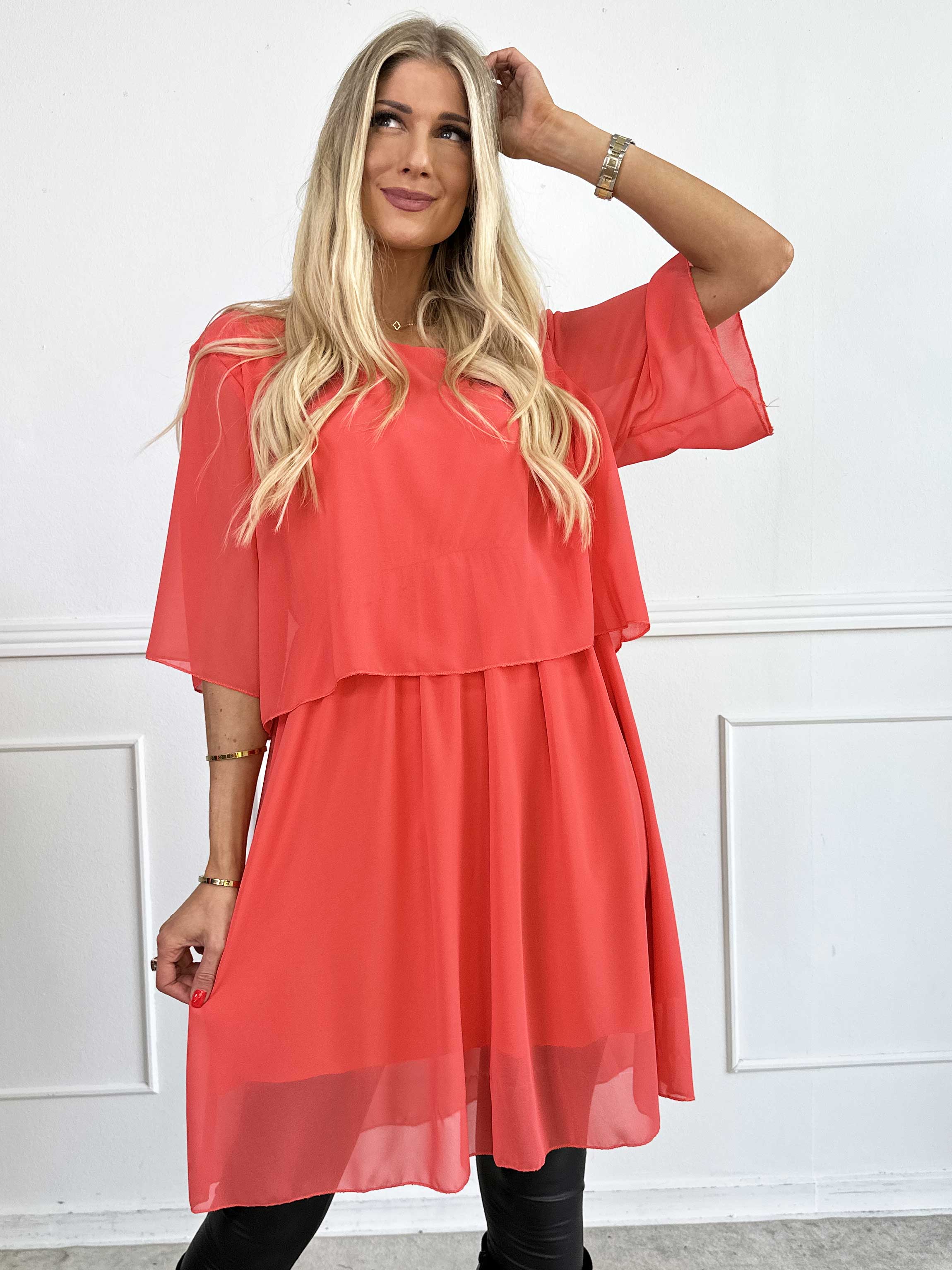 Kristina Plain - Sød plain kjole i chiffon med flæselag