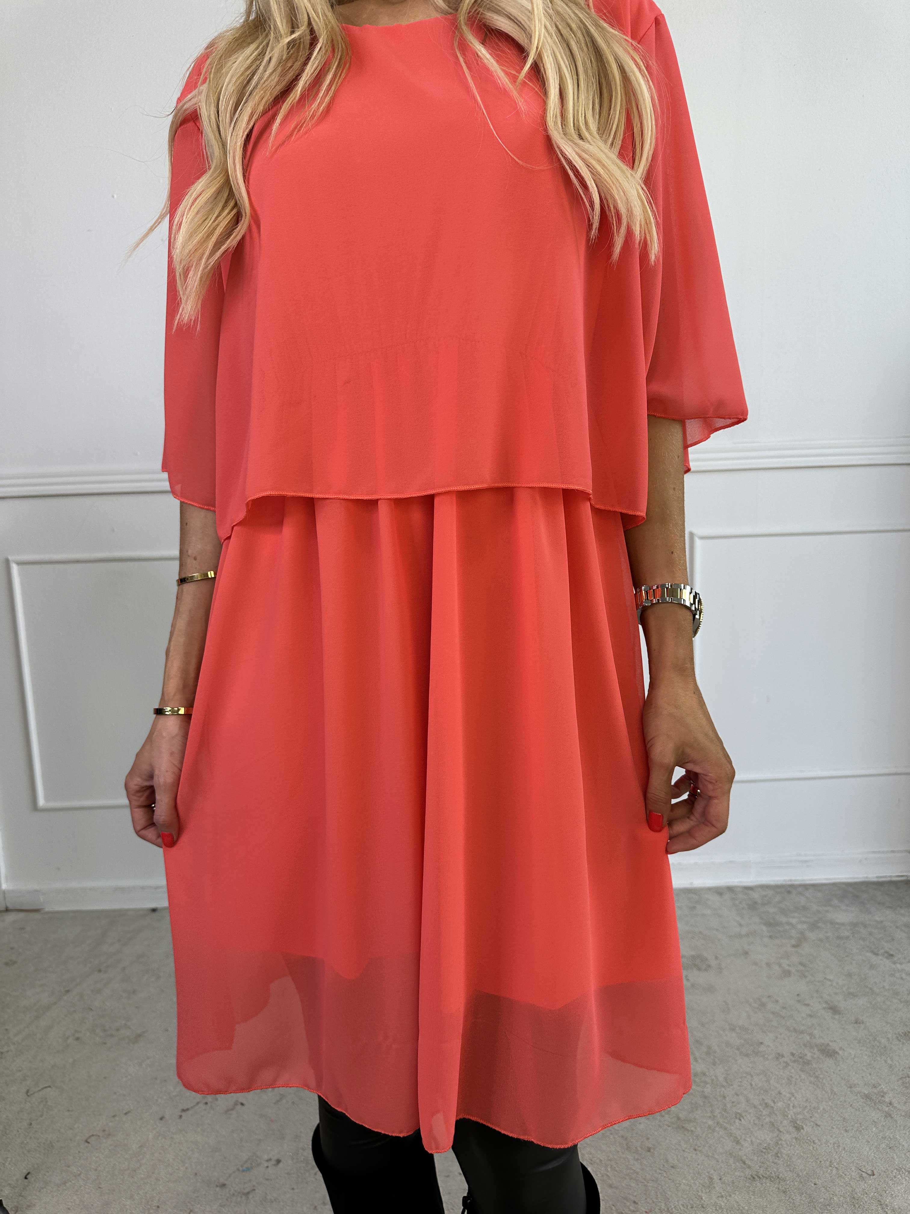 Kristina Plain - Sød plain kjole i chiffon med flæselag