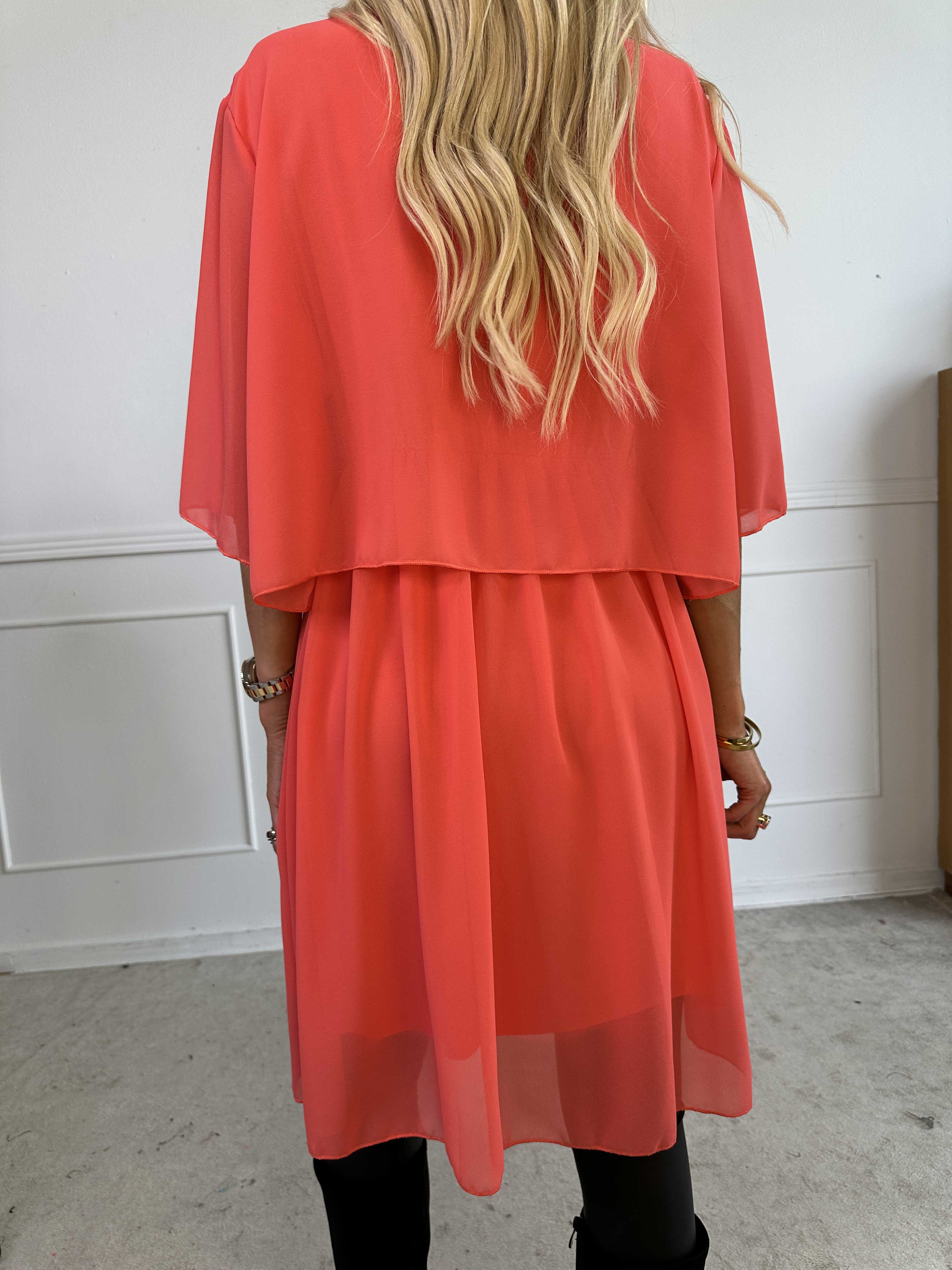 Kristina Plain - Sød plain kjole i chiffon med flæselag