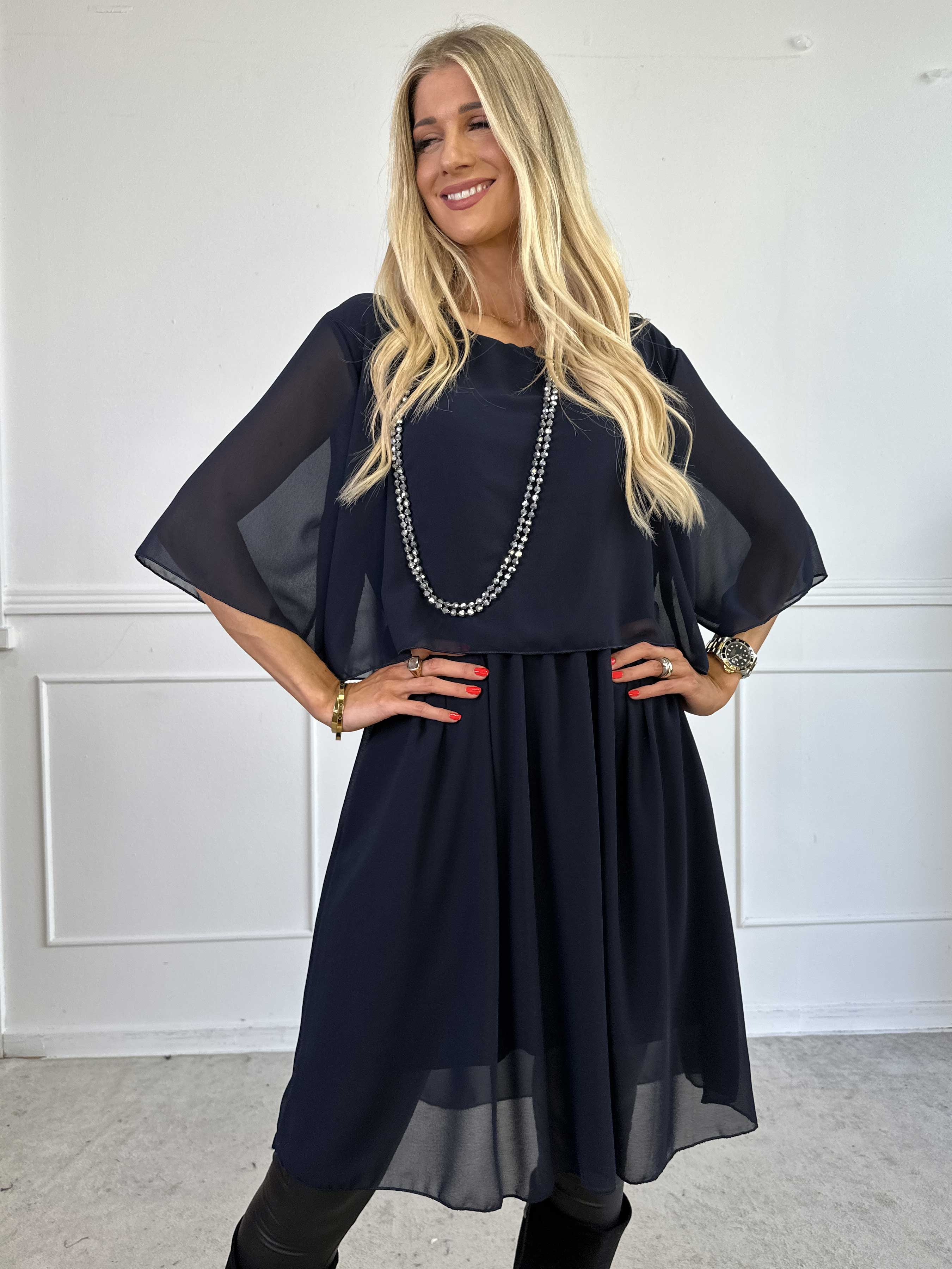 Kristina Plain - Sød plain kjole i chiffon med flæselag