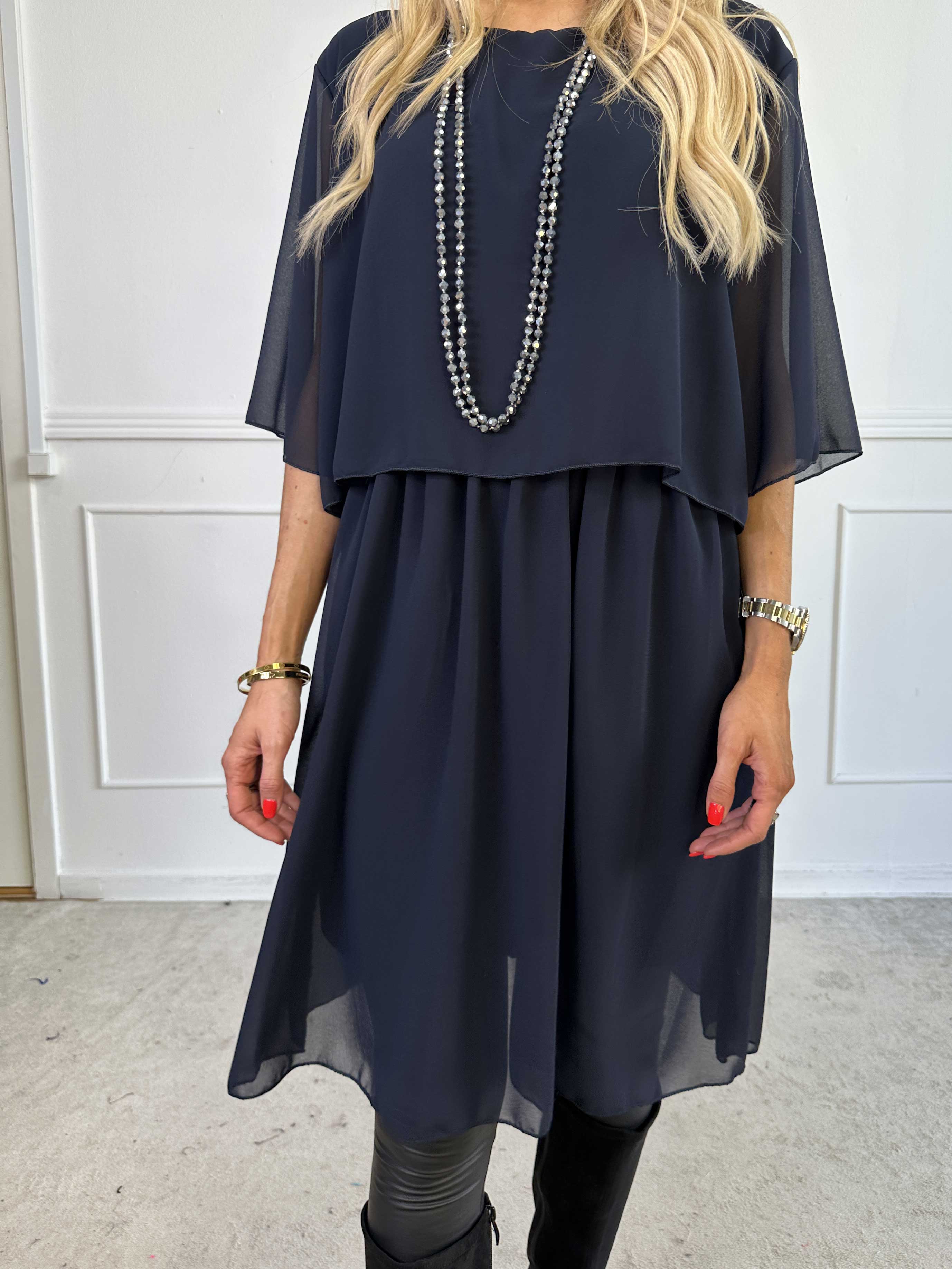 Kristina Plain - Sød plain kjole i chiffon med flæselag