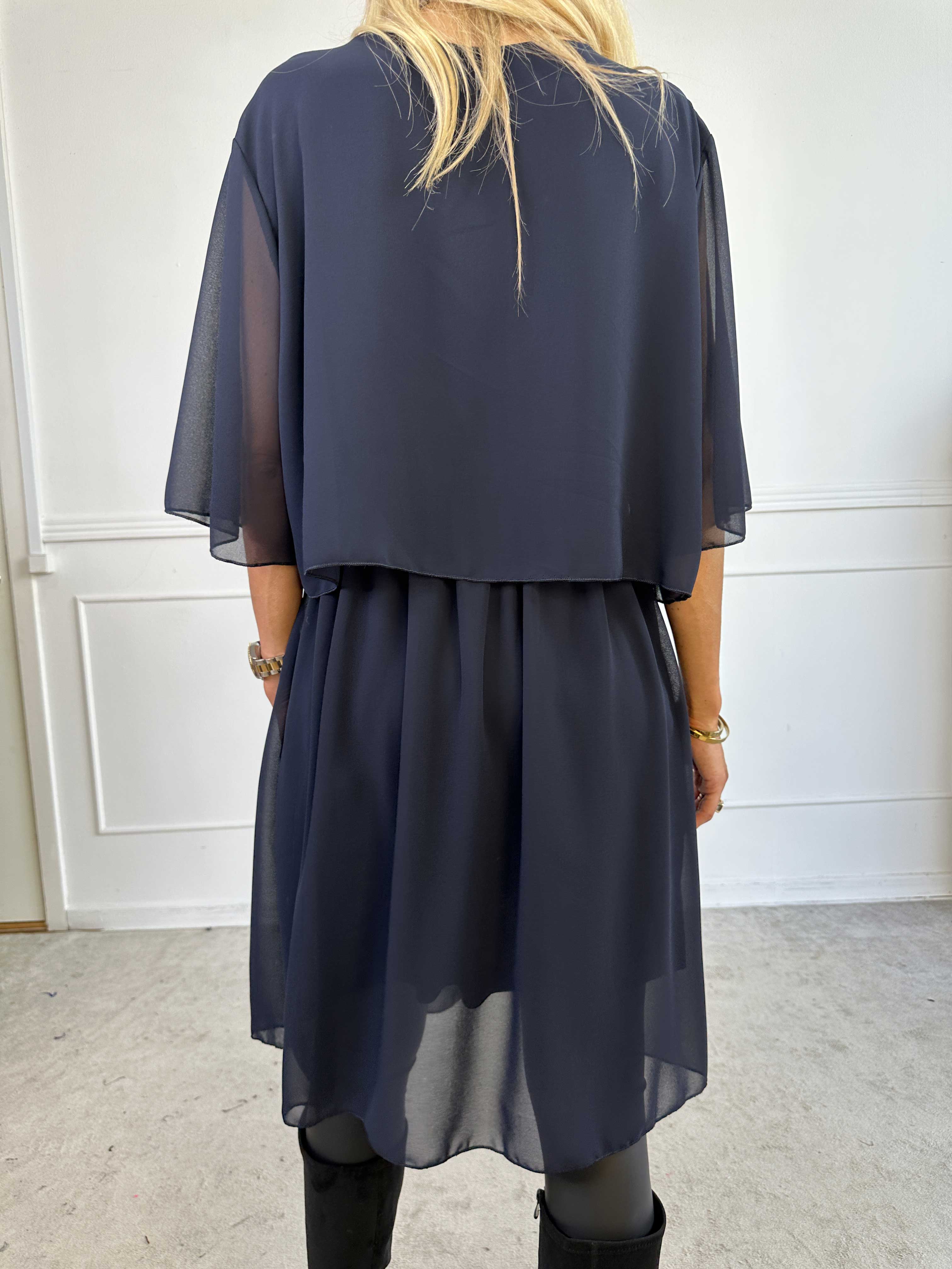 Kristina Plain - Sød plain kjole i chiffon med flæselag