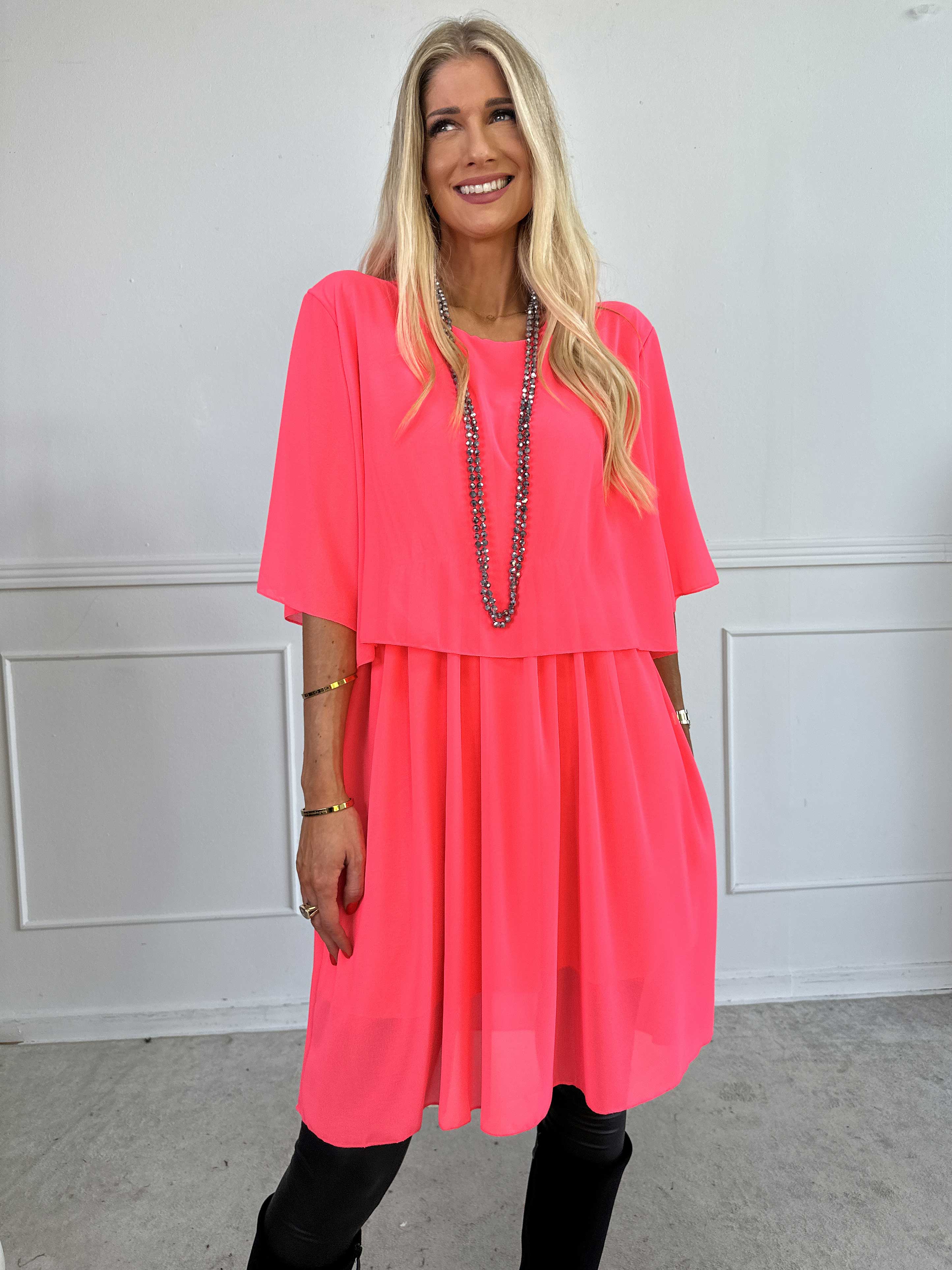 Kristina Plain - Sød plain kjole i chiffon med flæselag