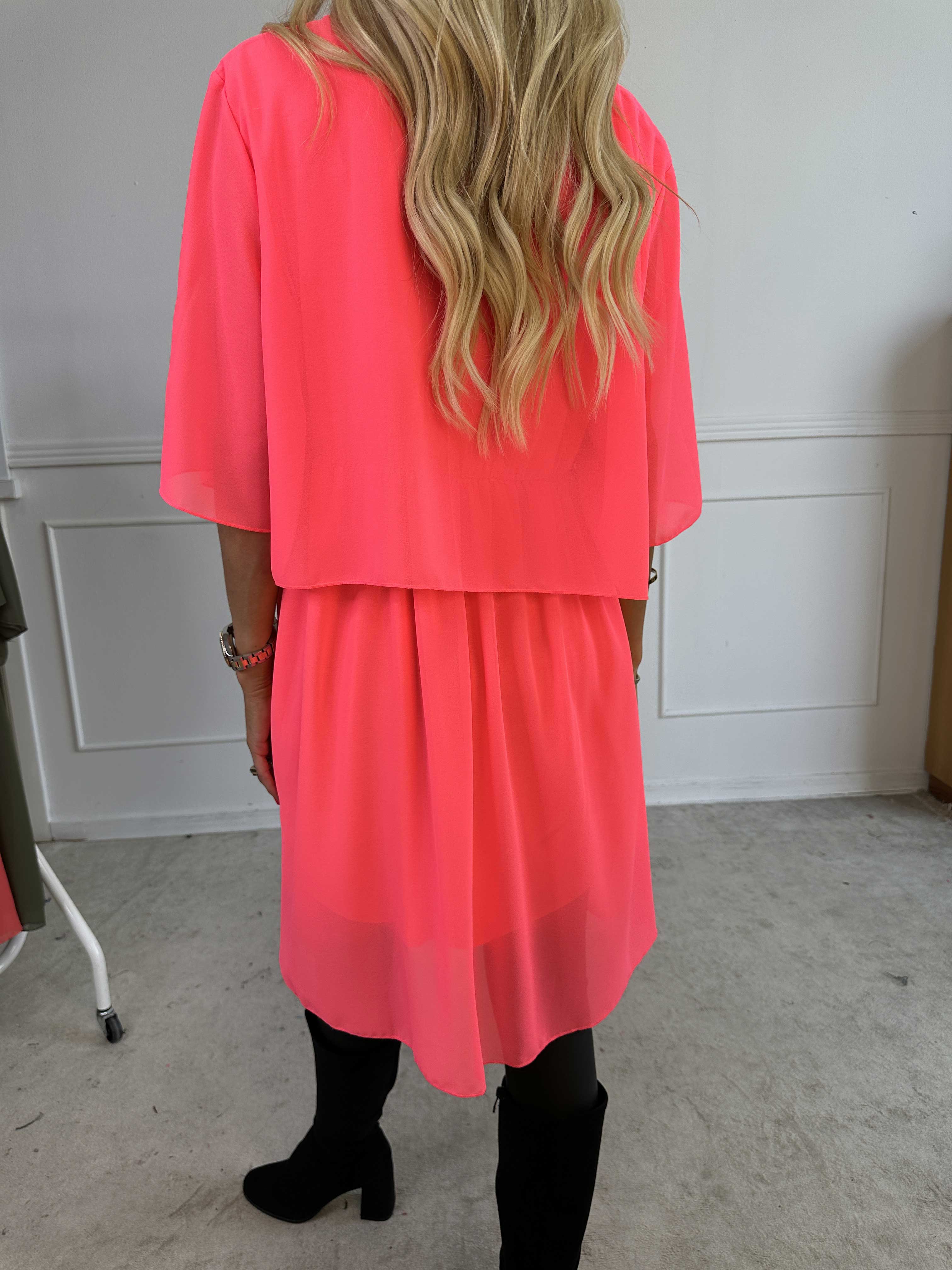 Kristina Plain - Sød plain kjole i chiffon med flæselag