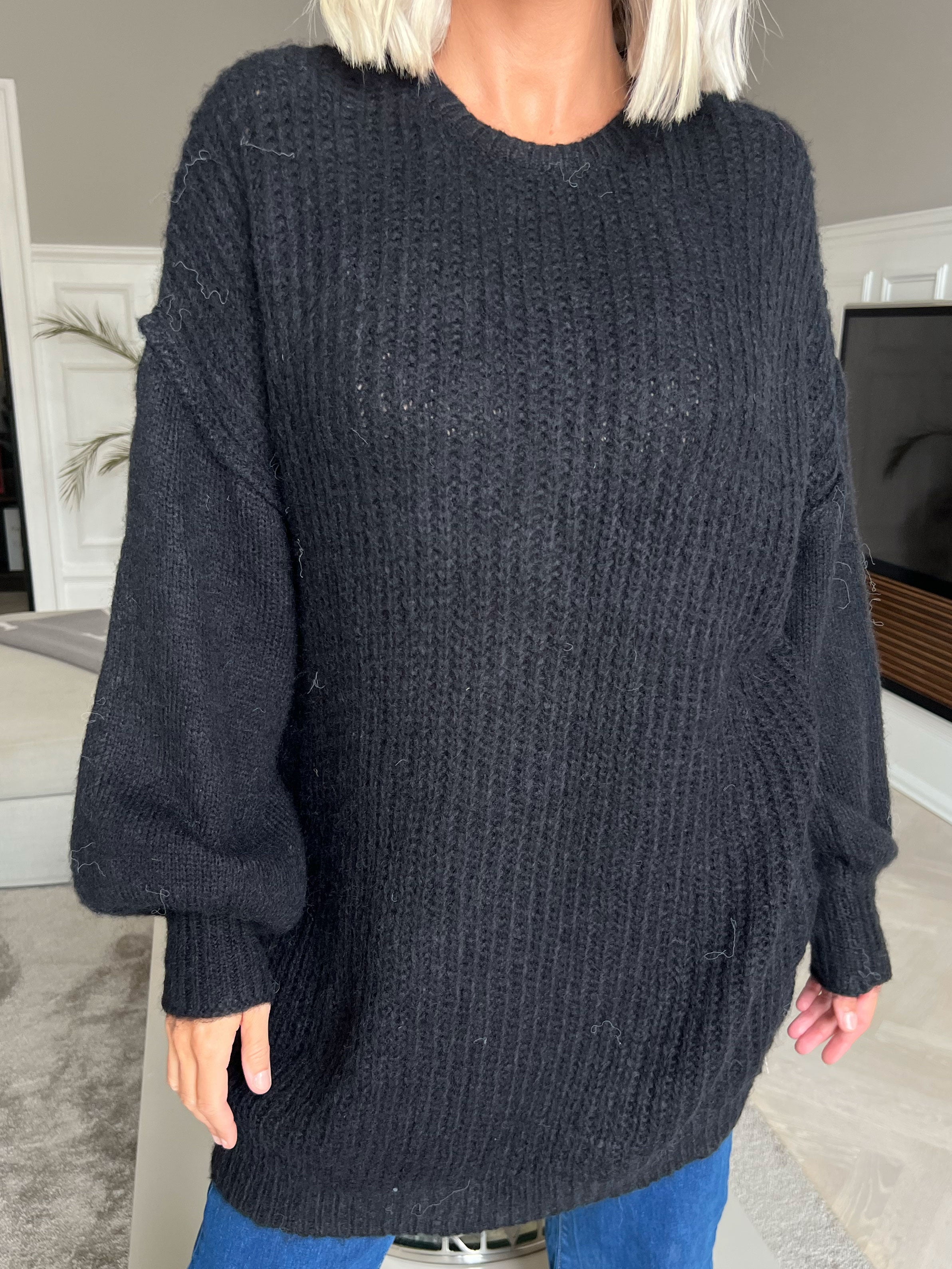 Leana - Lang blød strikbluse med ballonærmer