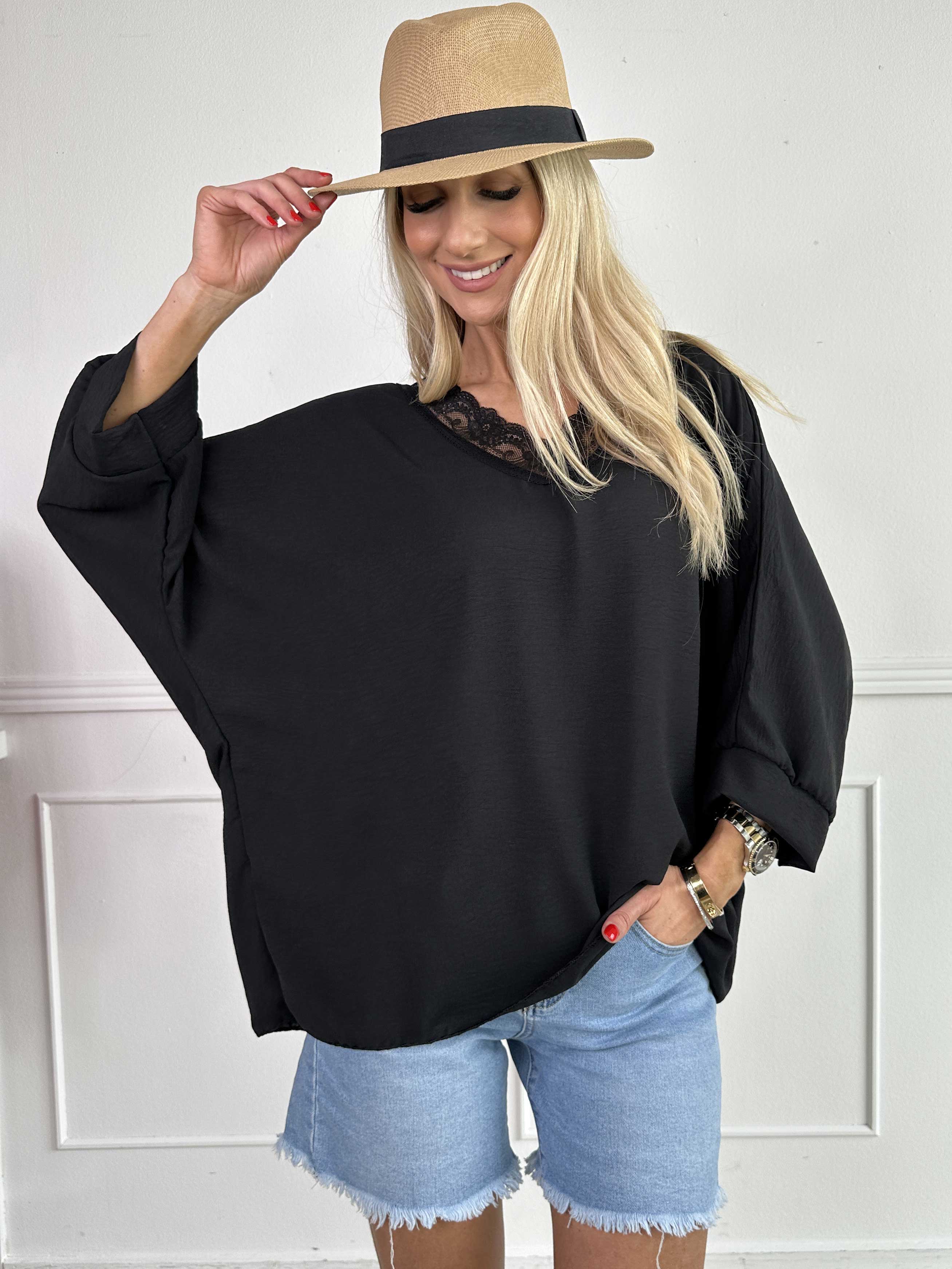 Leonora - Sød tunika med flagermusærmer og blonde