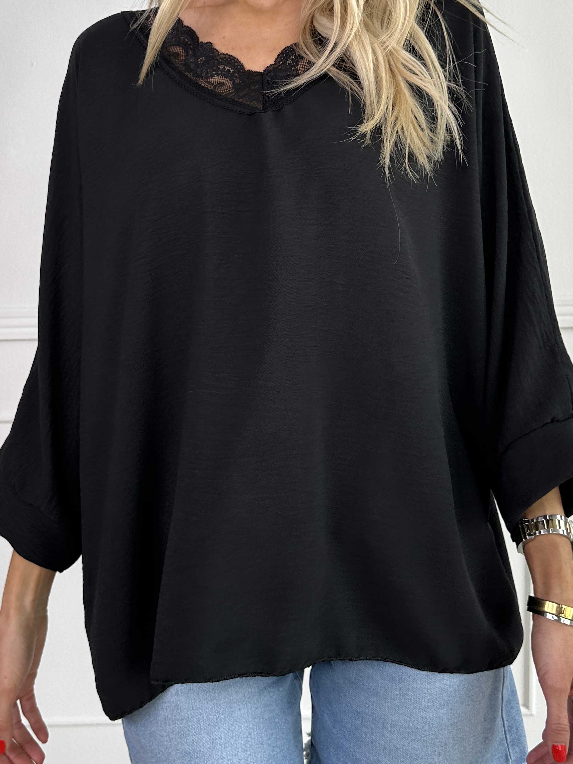 Leonora - Sød tunika med flagermusærmer og blonde