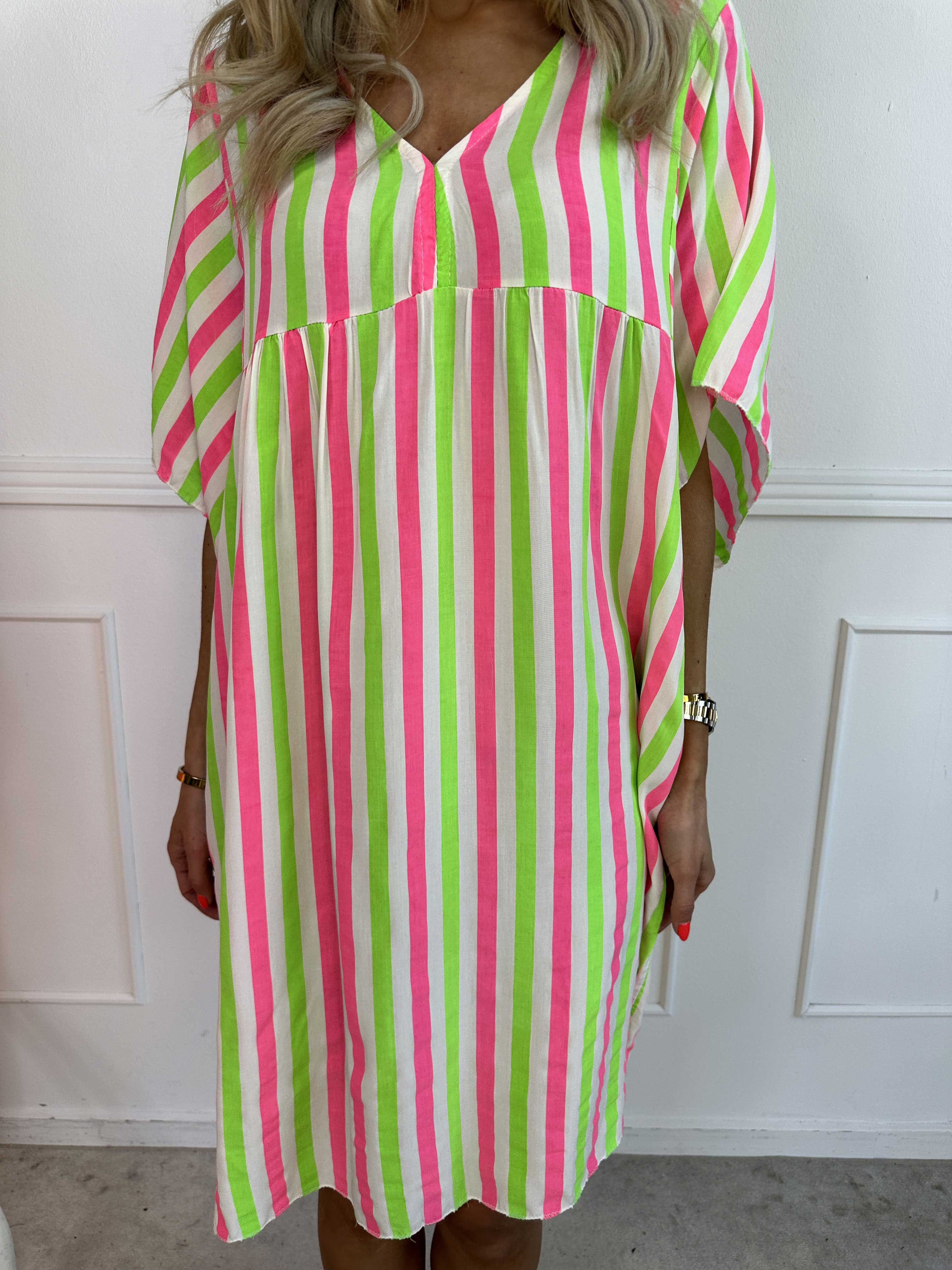 Leto - Sød viskosekjole med farvede striber