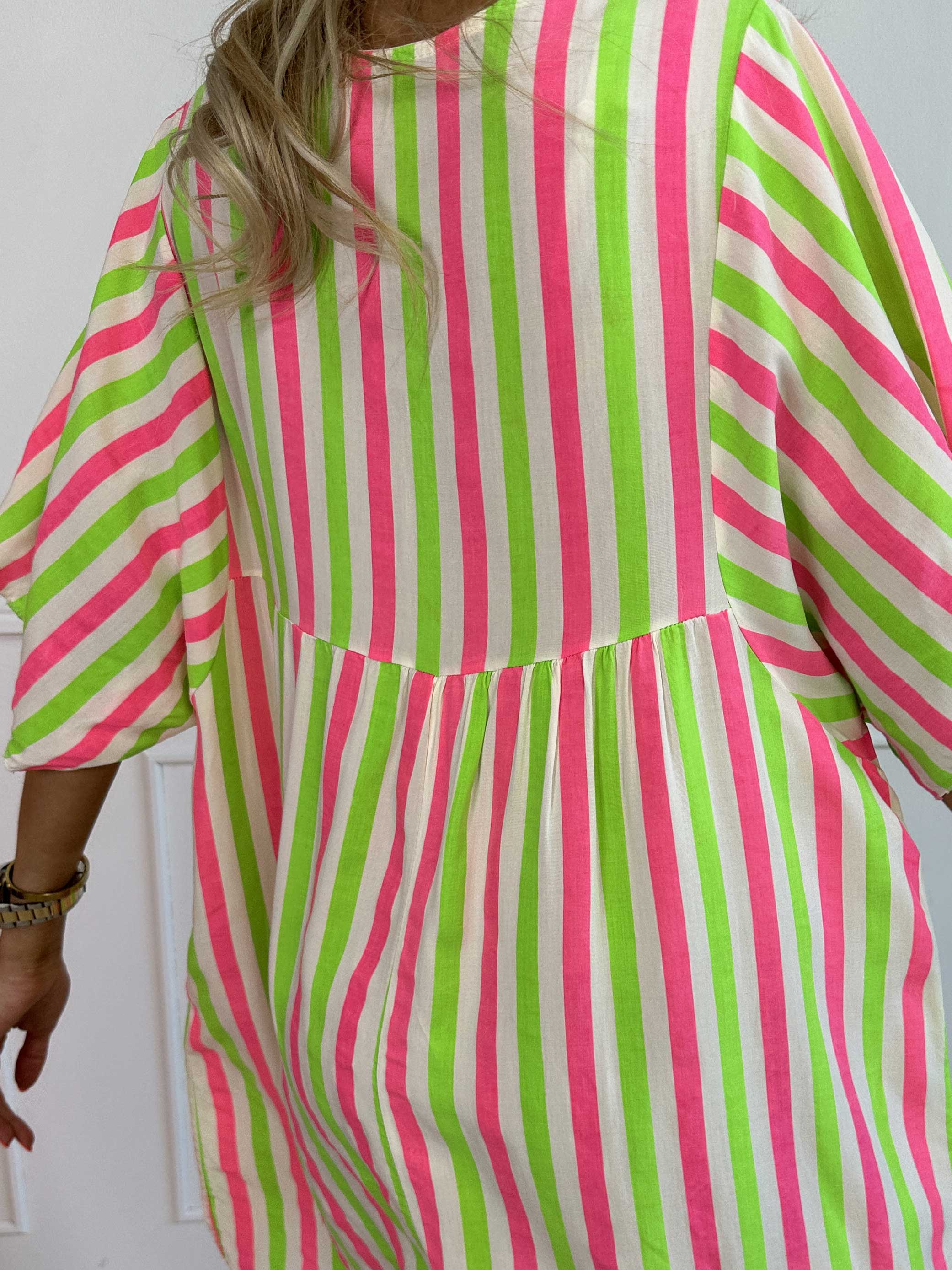 Leto - Sød viskosekjole med farvede striber