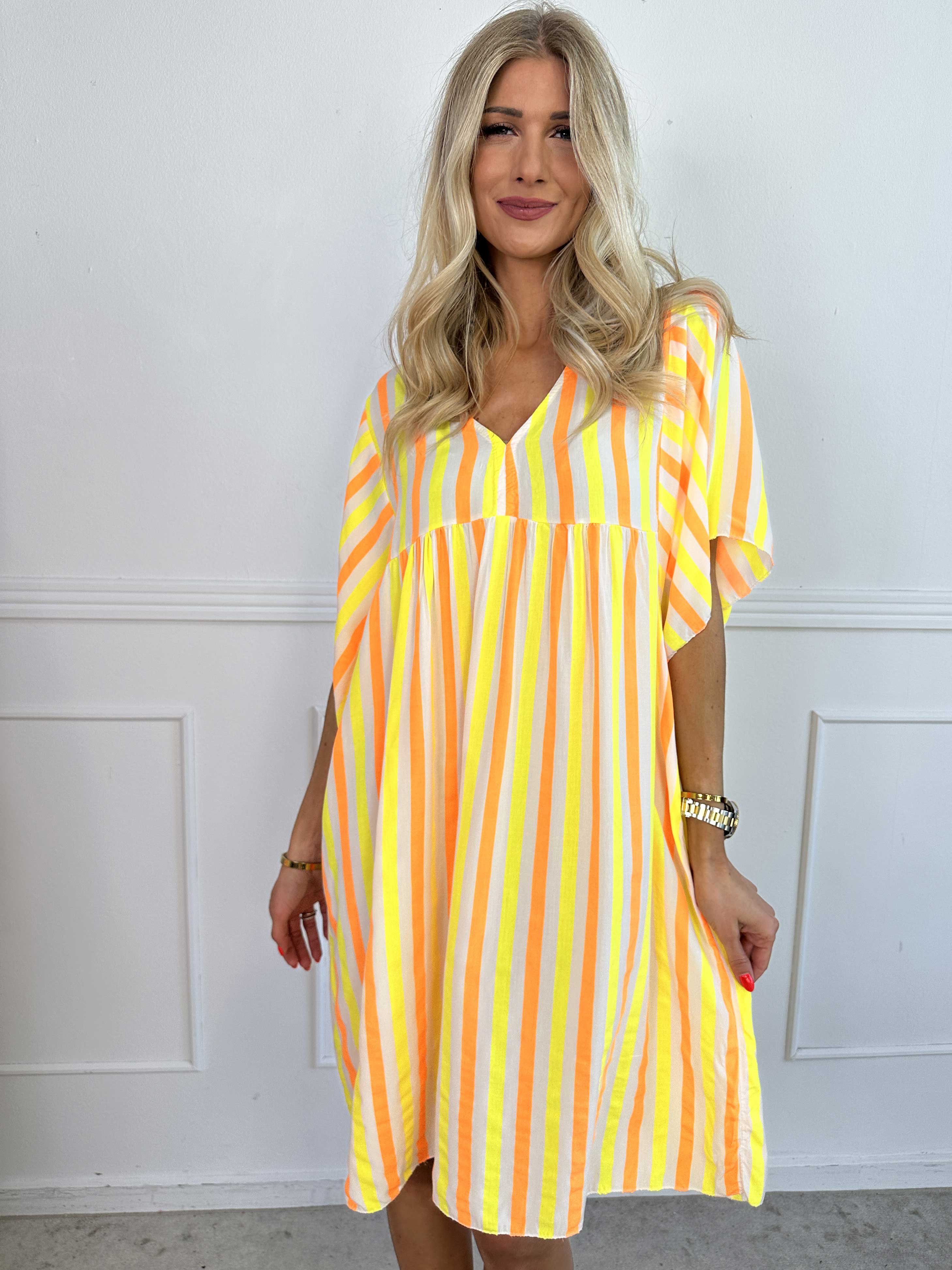 Leto - Sød viskosekjole med farvede striber