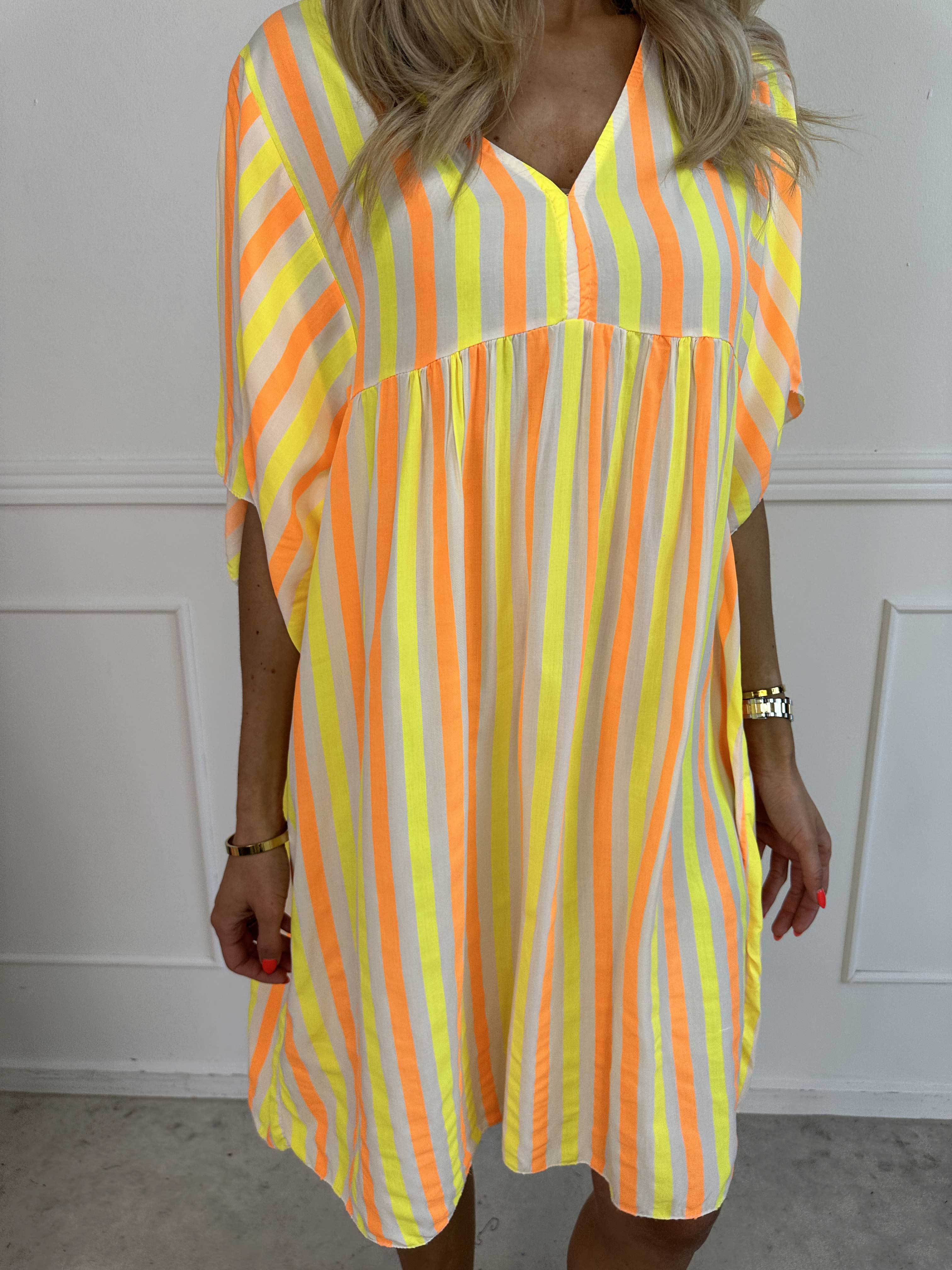 Leto - Sød viskosekjole med farvede striber