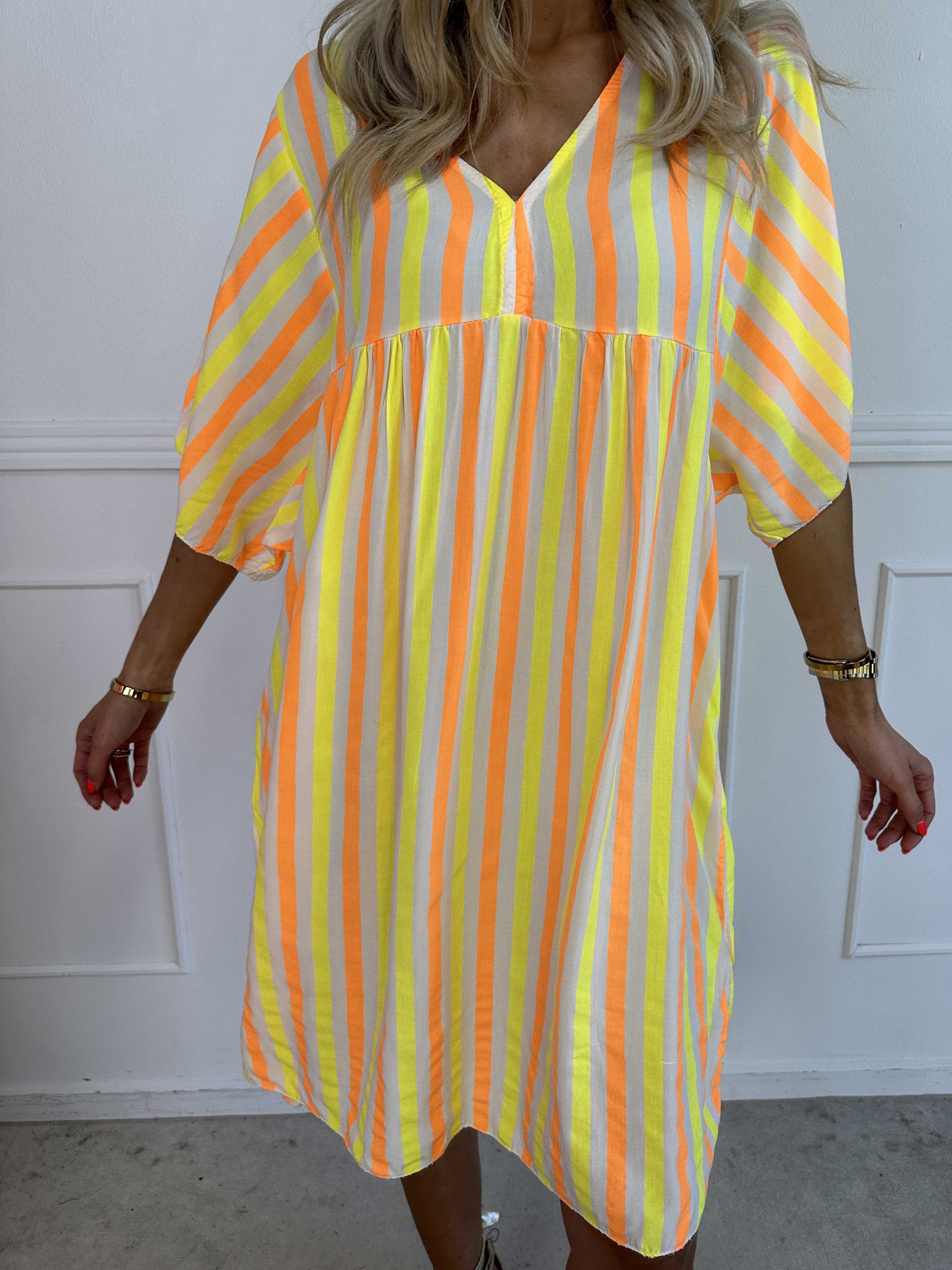 Leto - Sød viskosekjole med farvede striber