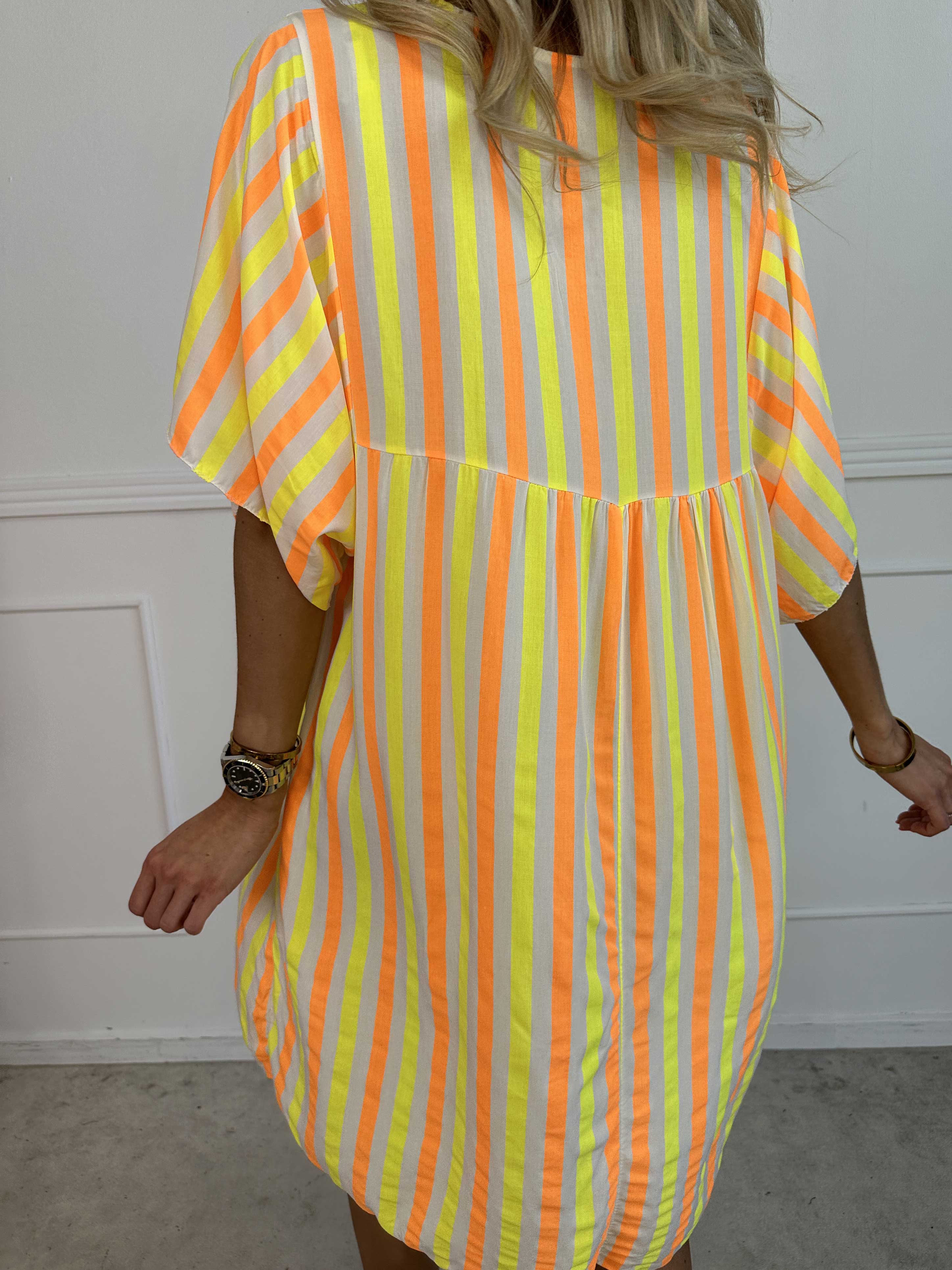 Leto - Sød viskosekjole med farvede striber