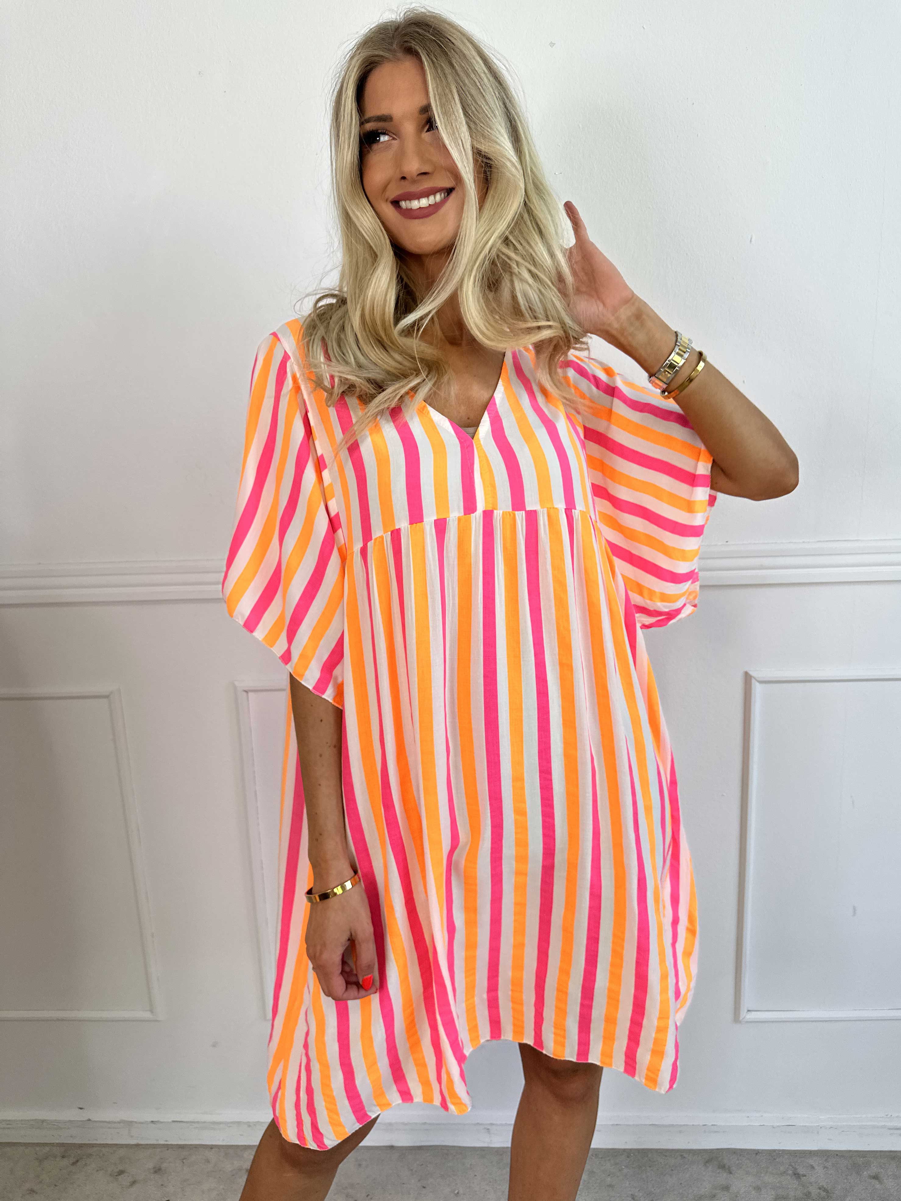 Leto - Sød viskosekjole med farvede striber