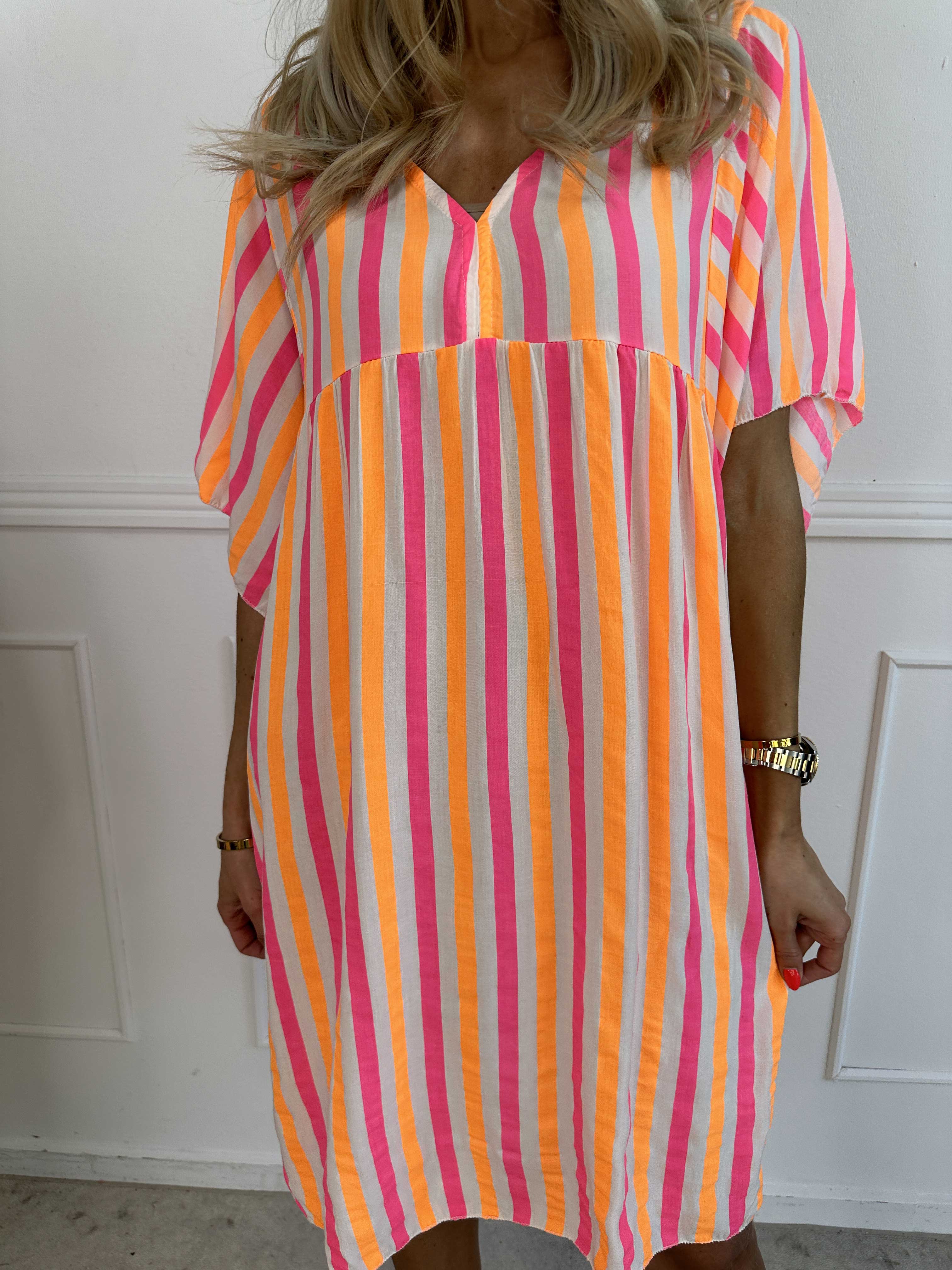 Leto - Sød viskosekjole med farvede striber