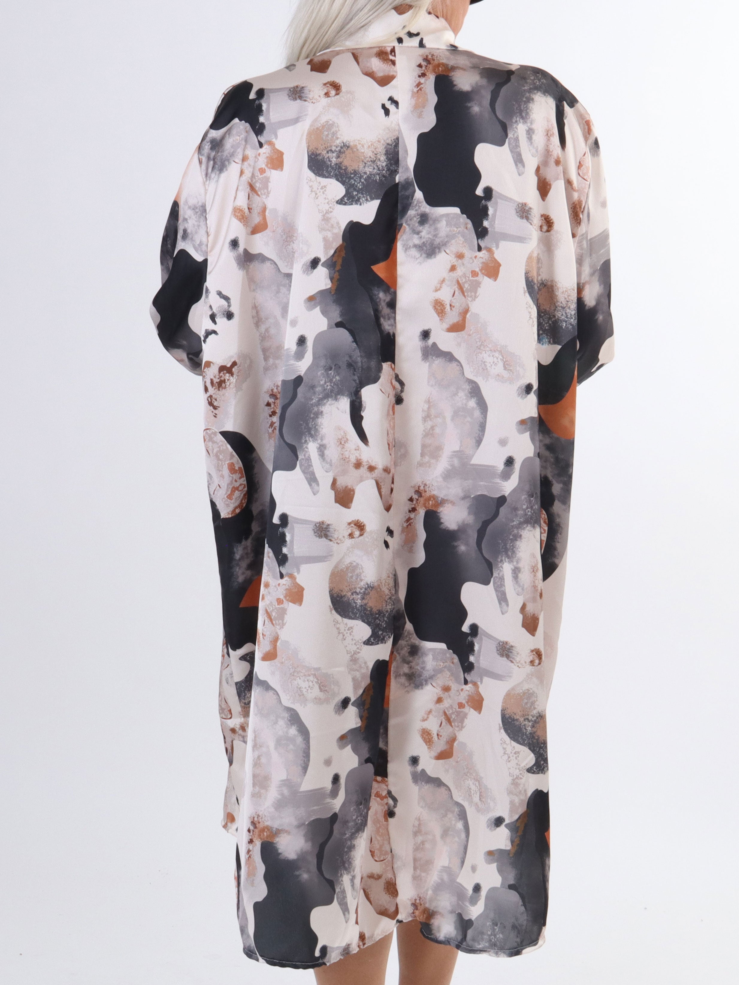 Lyng - Plus size kjole i silkelook med skjortekrave