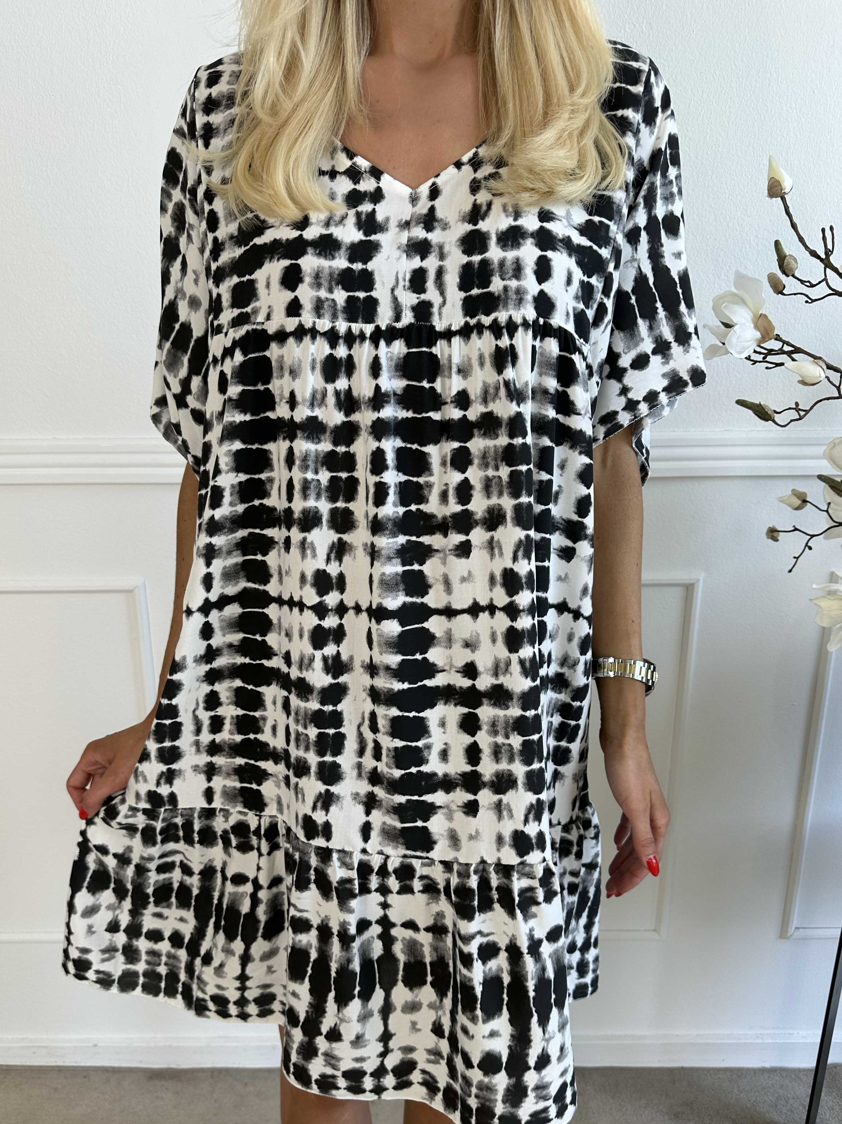 Lyon - Sød tunikakjole i viskose med batikmønster