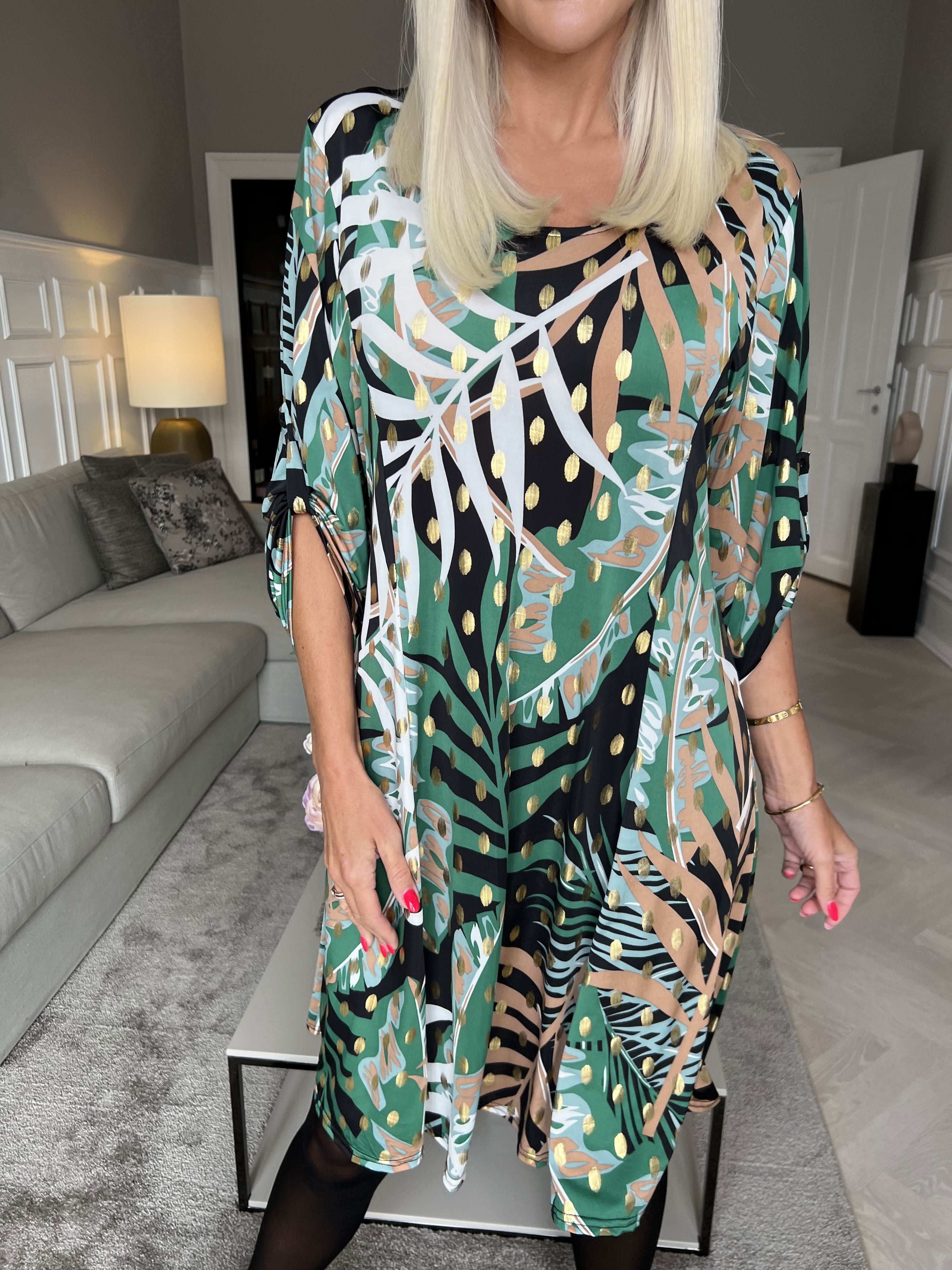 Maj Forest L/S - Elastisk mønstret kjole med gulddetaljer