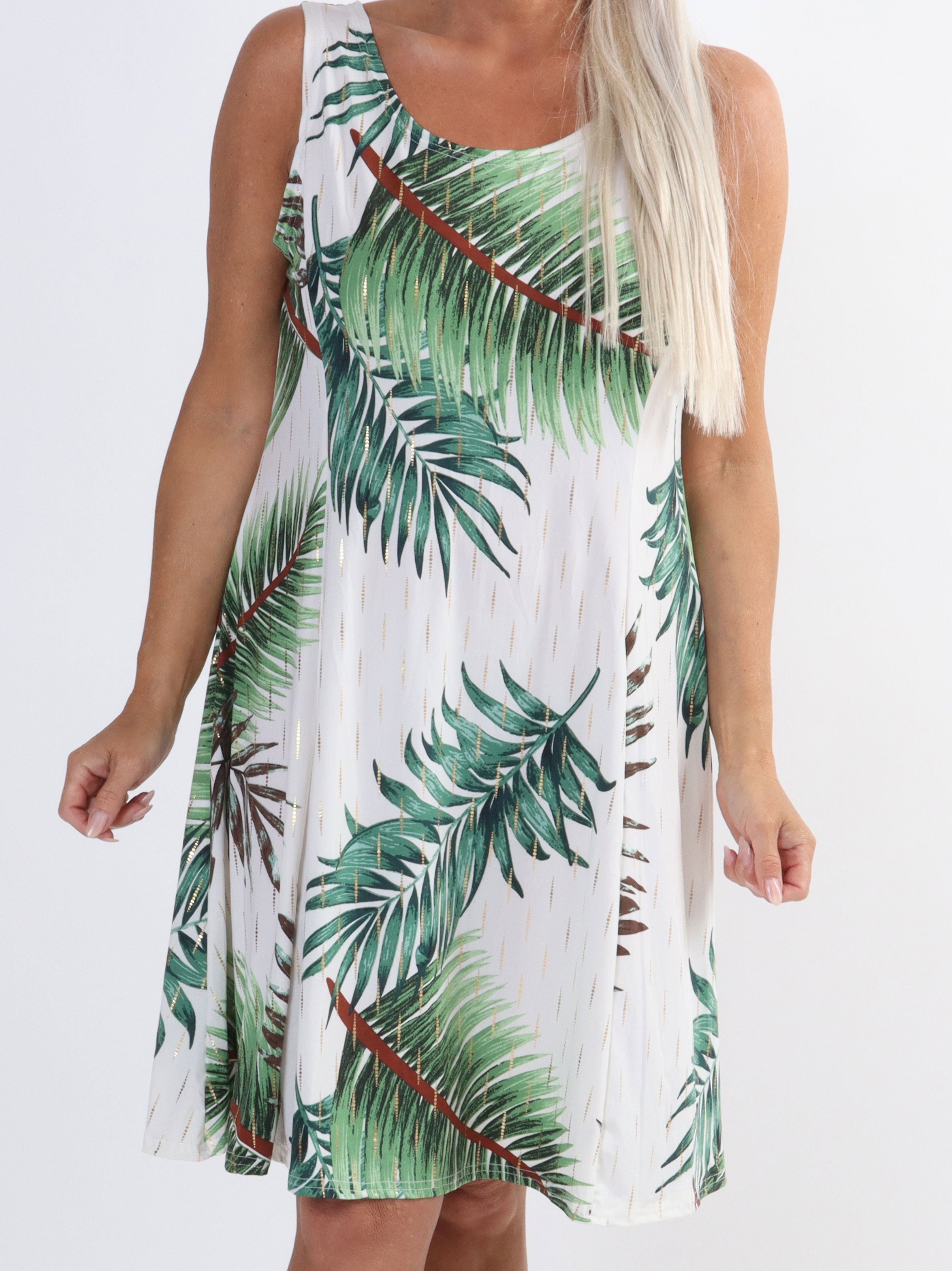 Maj Palm -  Sød elastisk plus size sommerkjole med palmemønster