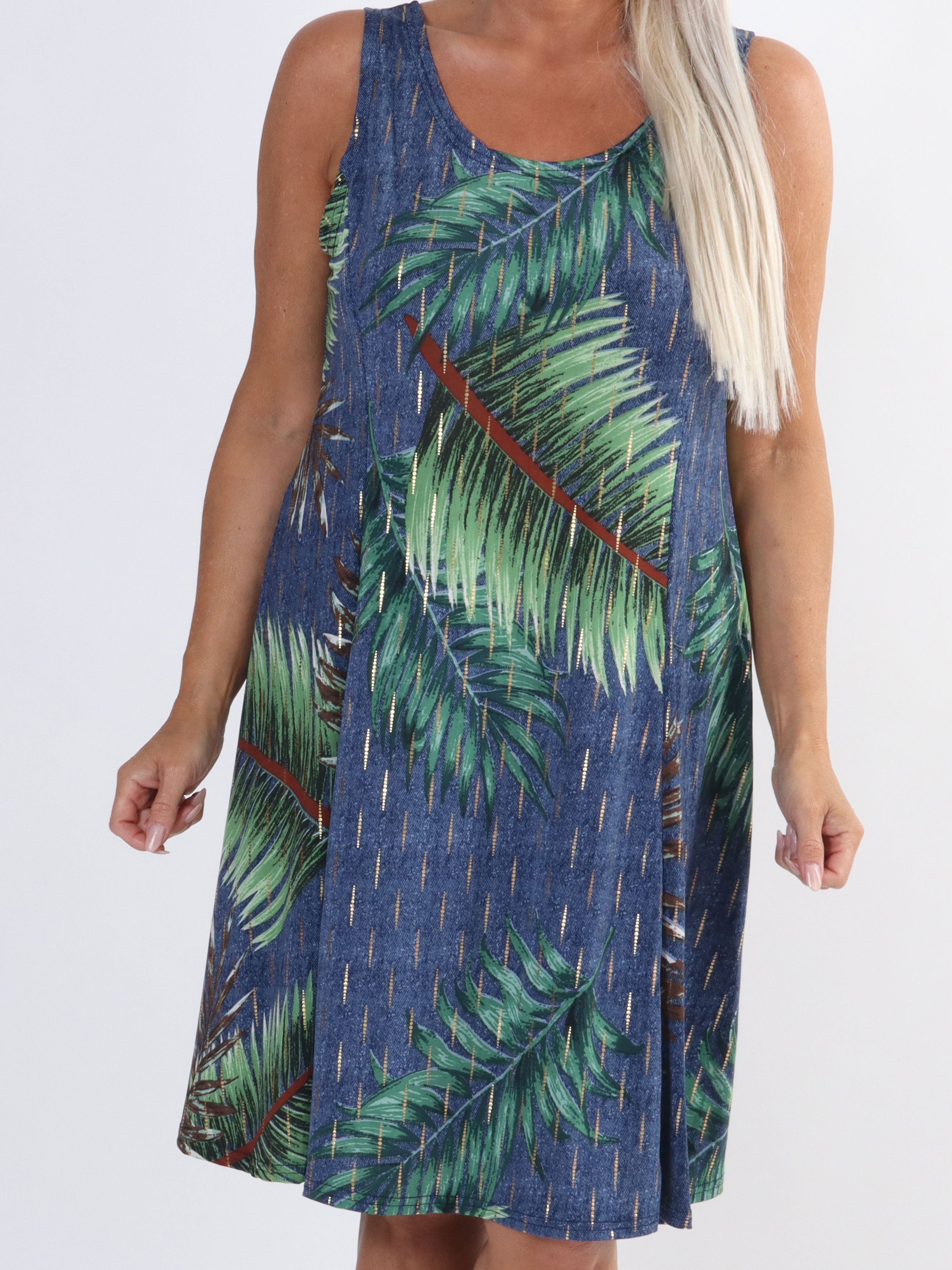 Maj Palm -  Sød elastisk plus size sommerkjole med palmemønster