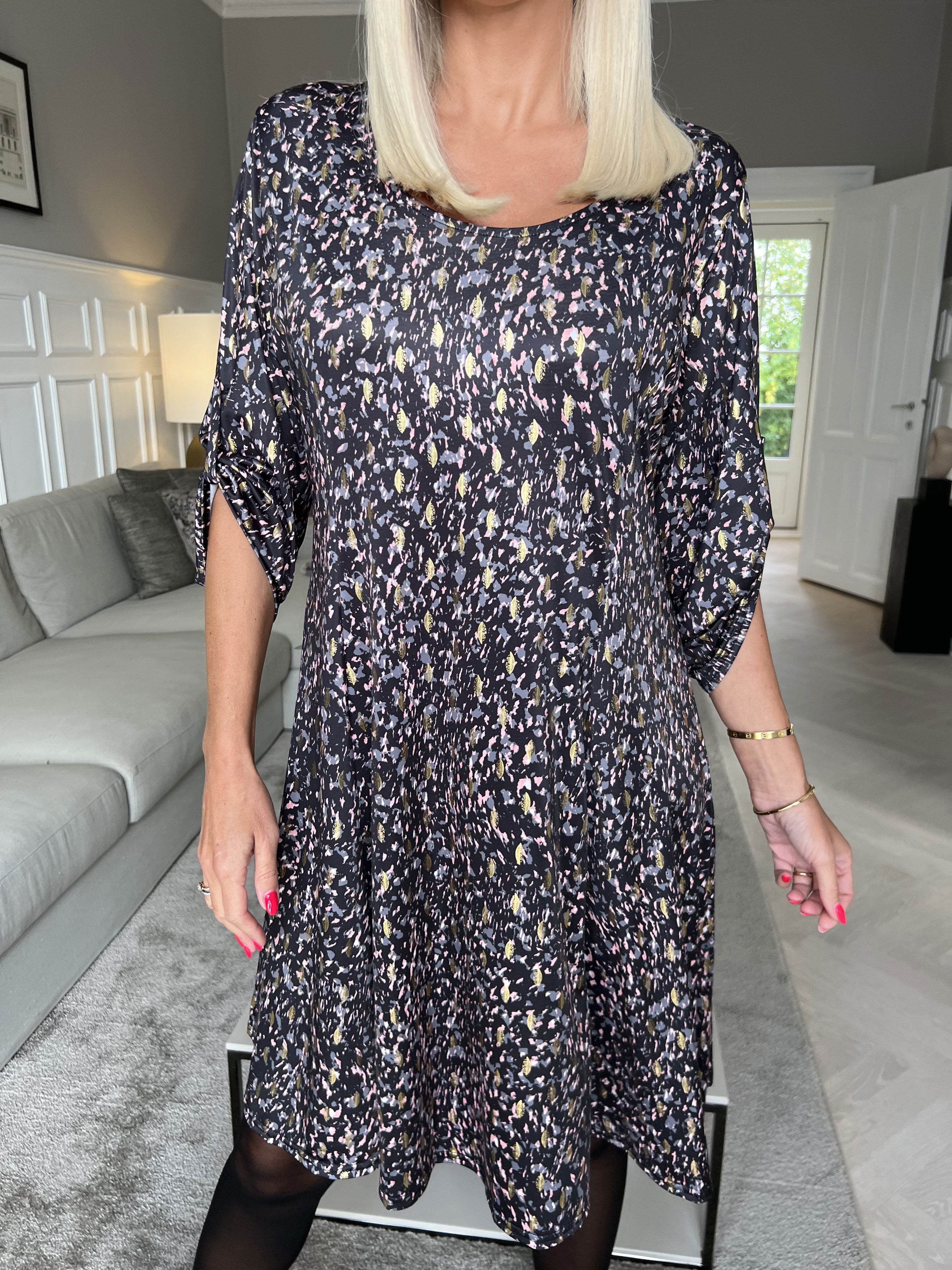 Maj Pattern L/S - Elastisk kjole i print med gulddetaljer