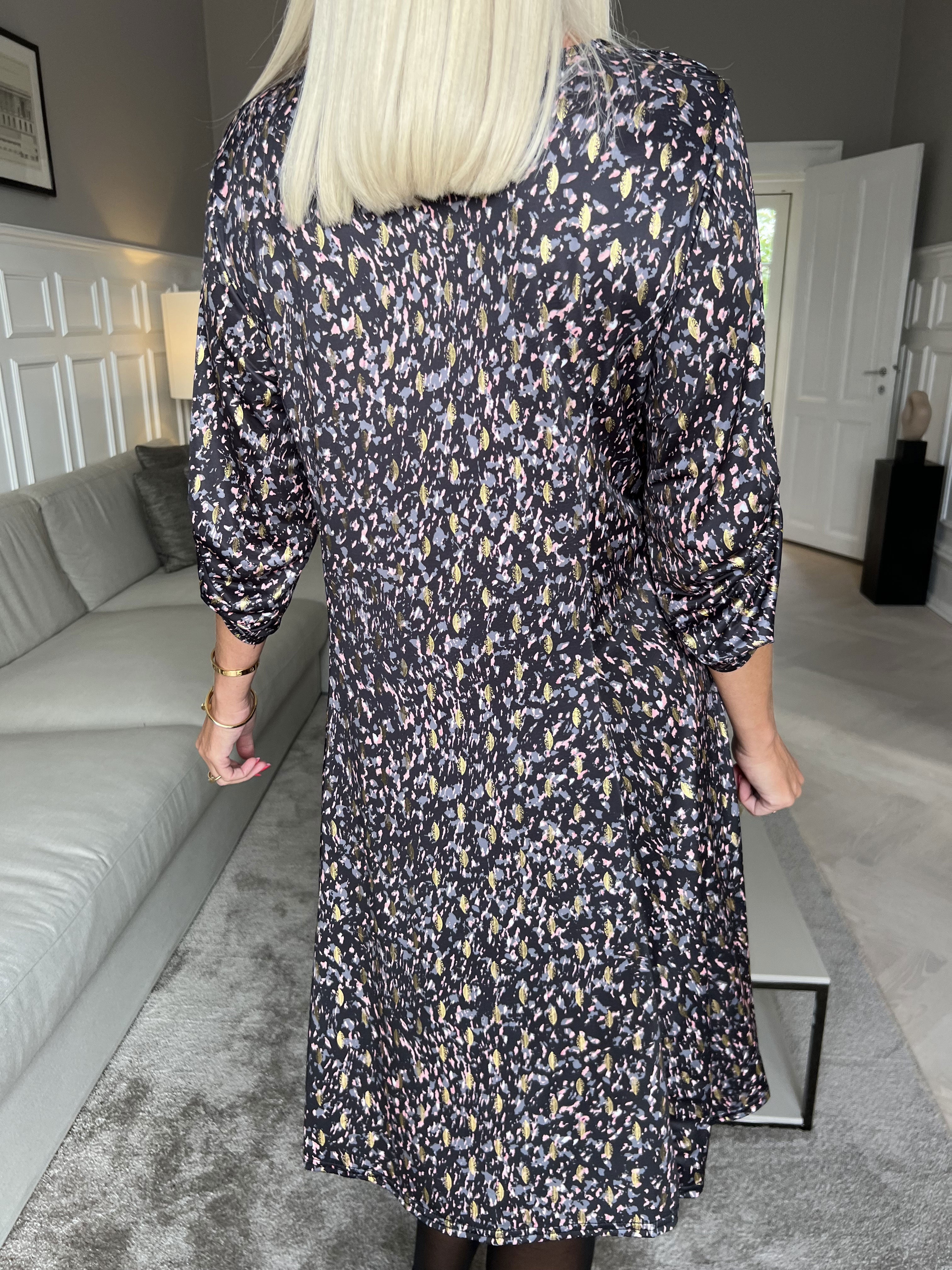 Maj Pattern L/S - Elastisk kjole i print med gulddetaljer