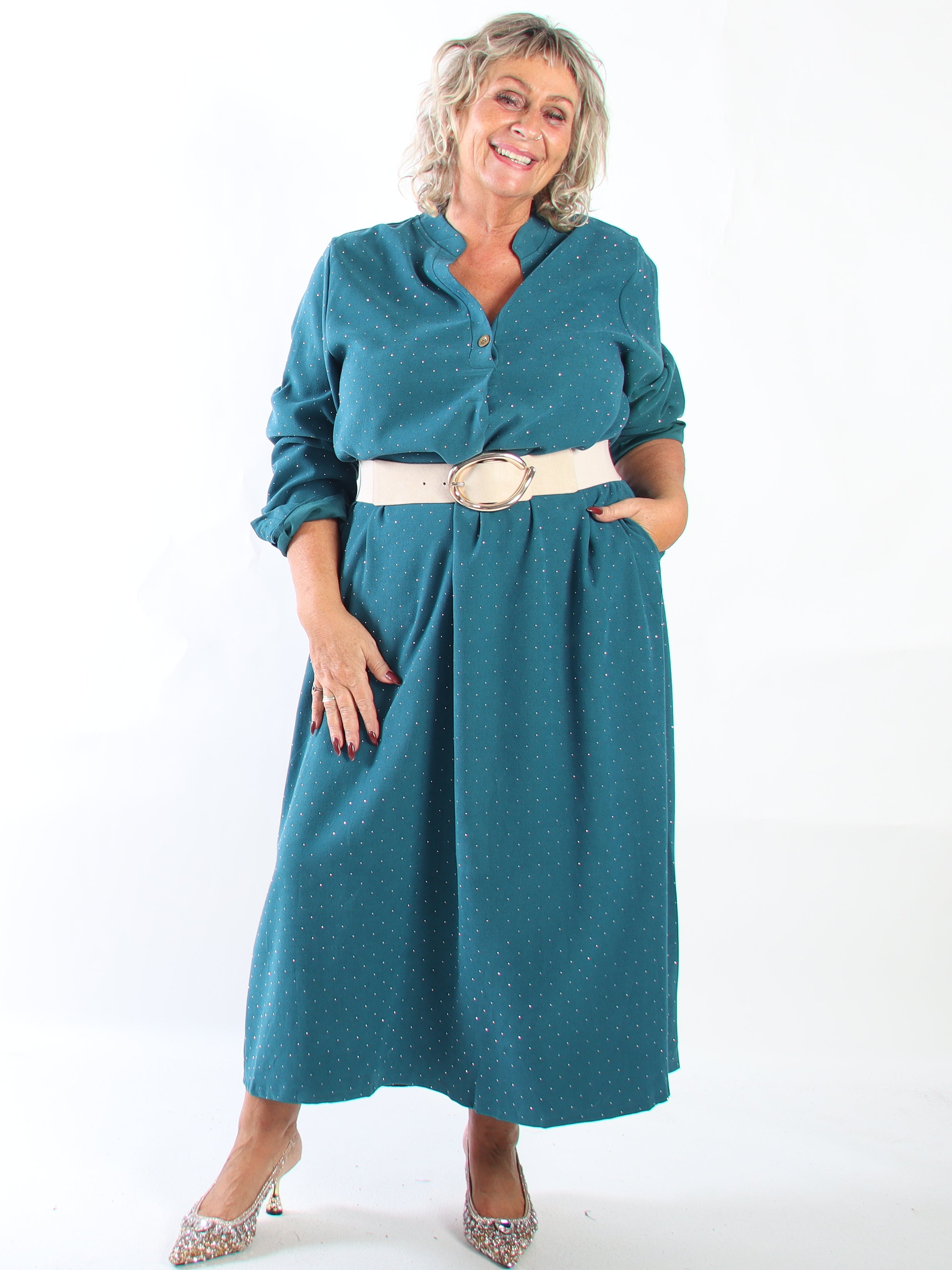 Margaux - Lang og elegant plus size kjole i blødt babyfløjl med fine, glitrende similisten