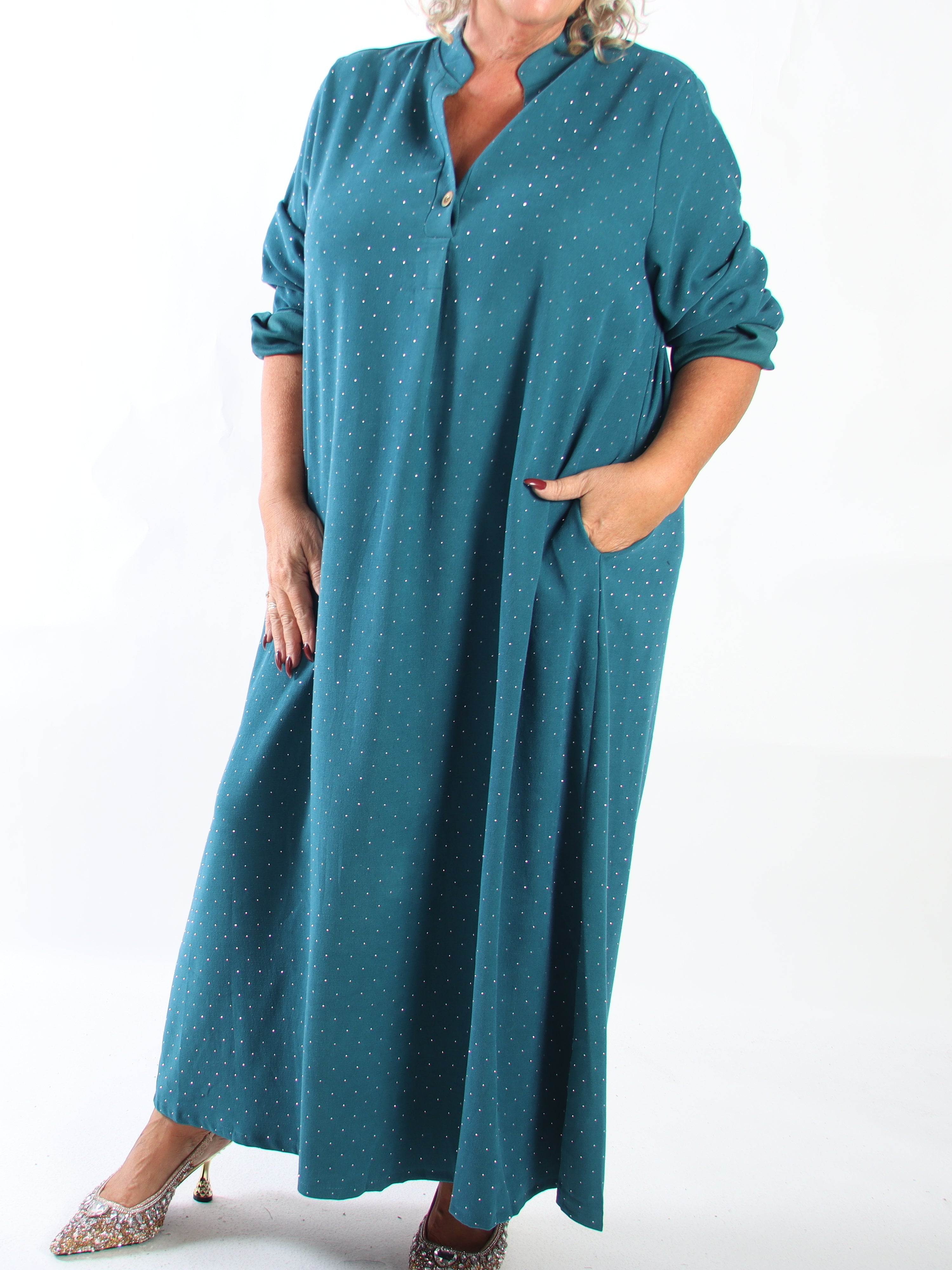 Margaux - Lang og elegant plus size kjole i blødt babyfløjl med fine, glitrende similisten