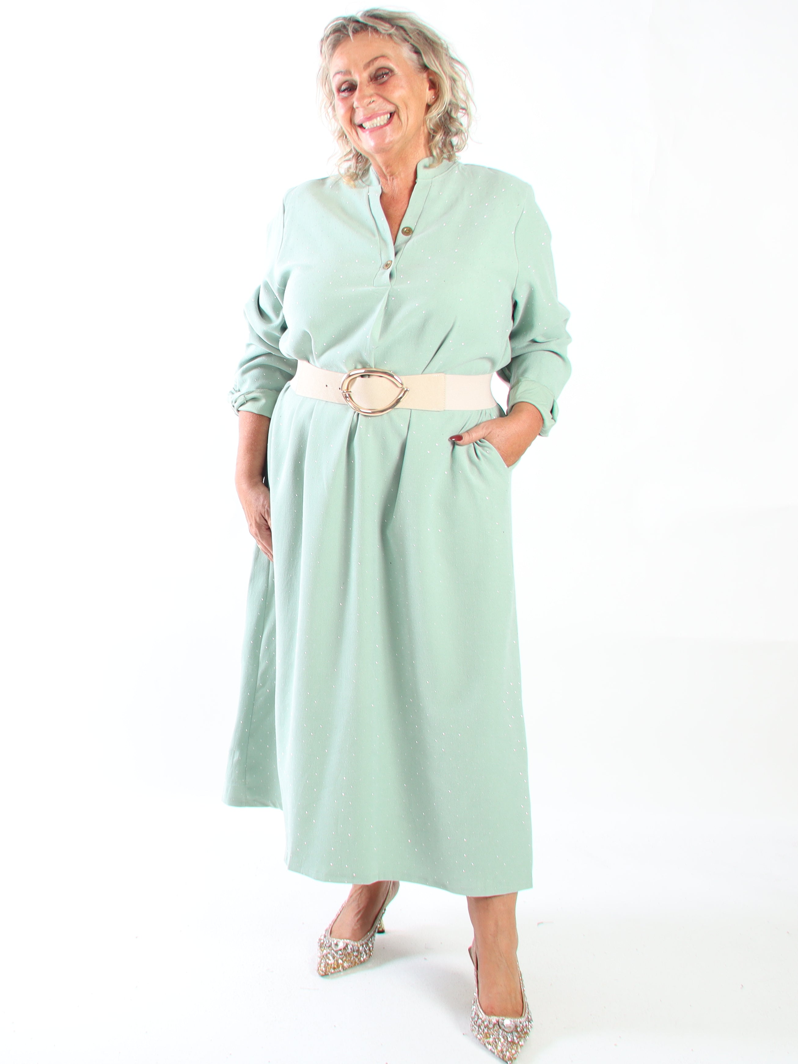 Margaux - Lang og elegant plus size kjole i blødt babyfløjl med fine, glitrende similisten