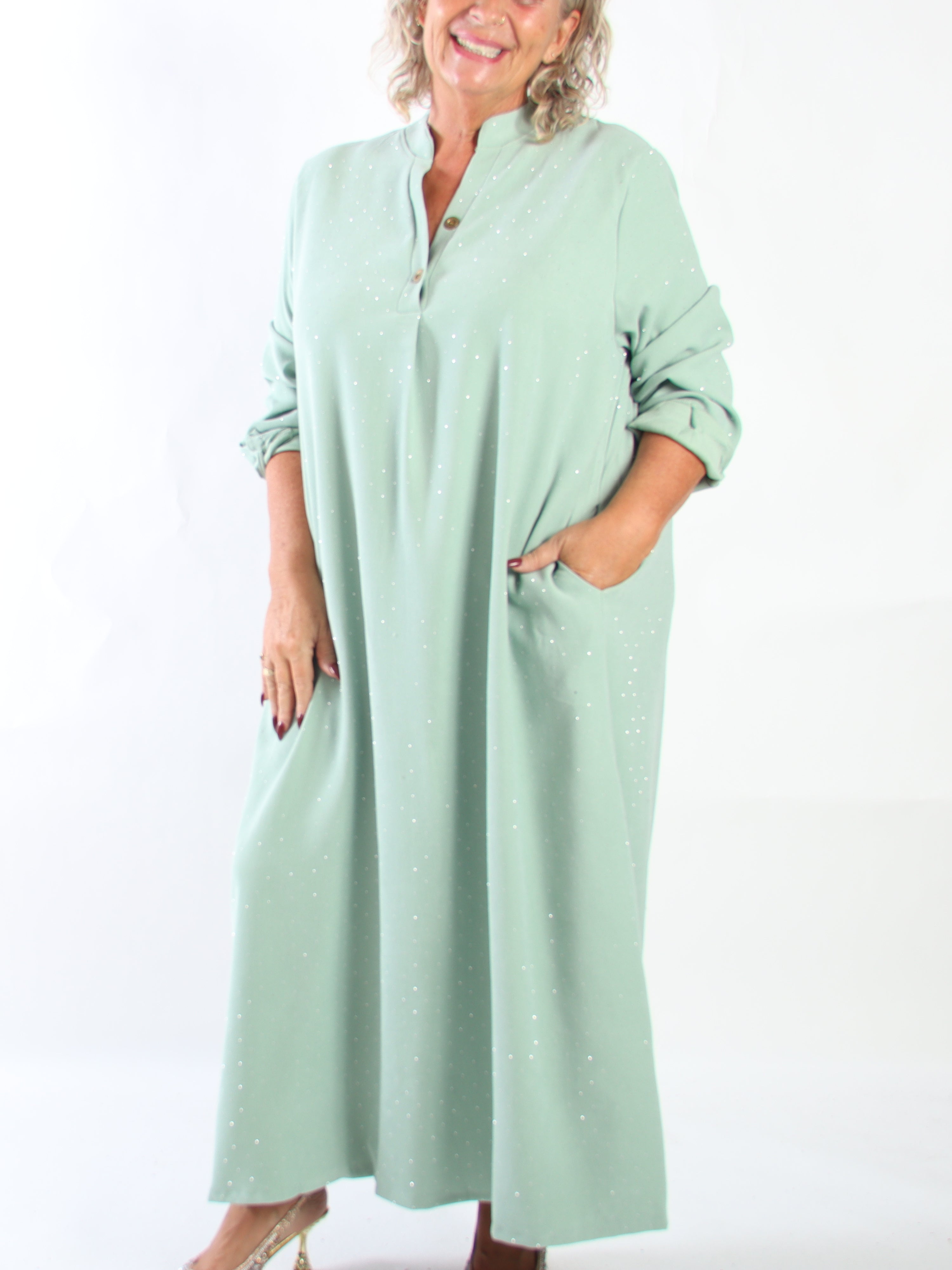 Margaux - Lang og elegant plus size kjole i blødt babyfløjl med fine, glitrende similisten