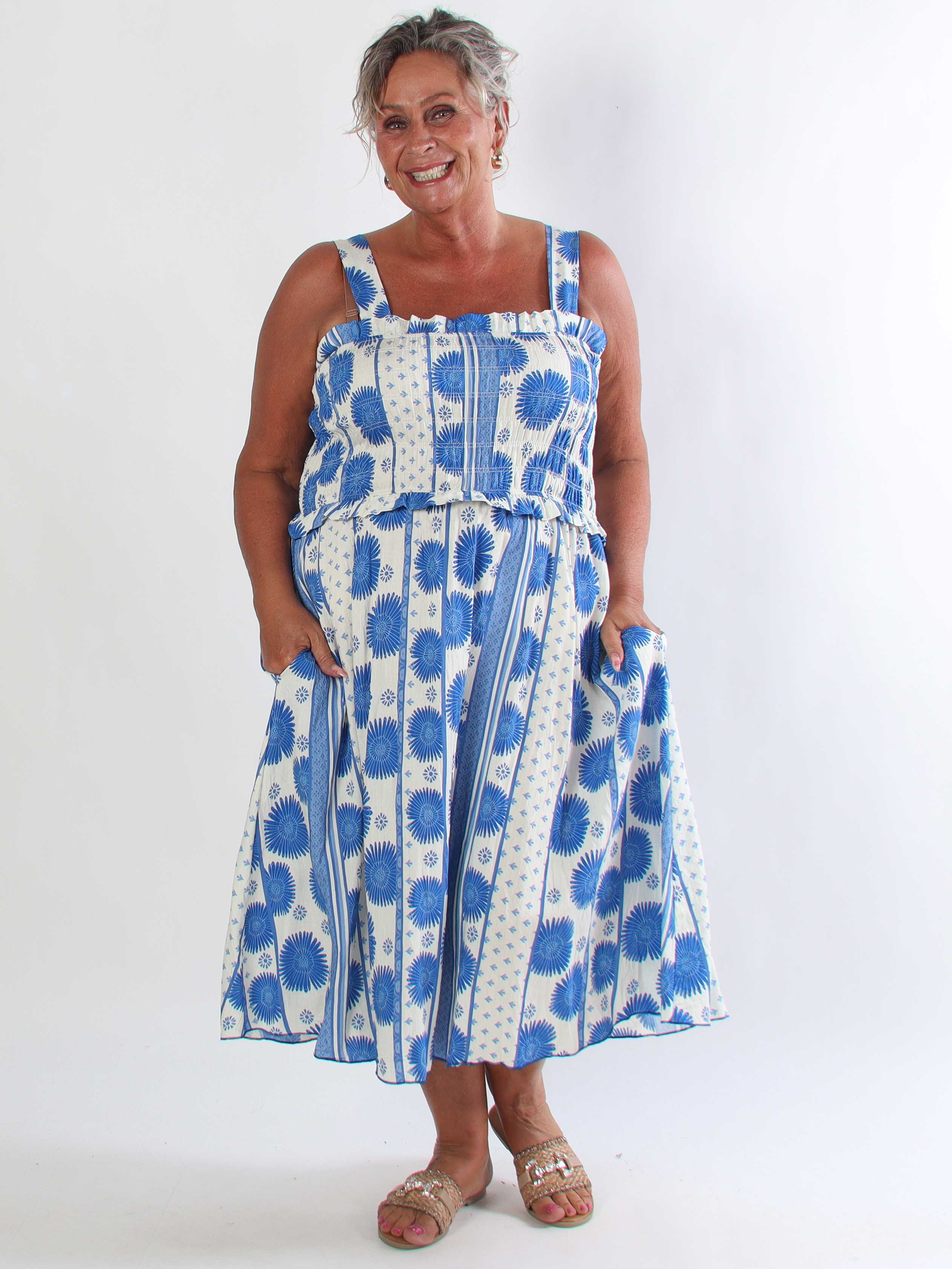 Marisol Sunburst - Blomstret plus size sommerkjole i viskose med smock henover brystet