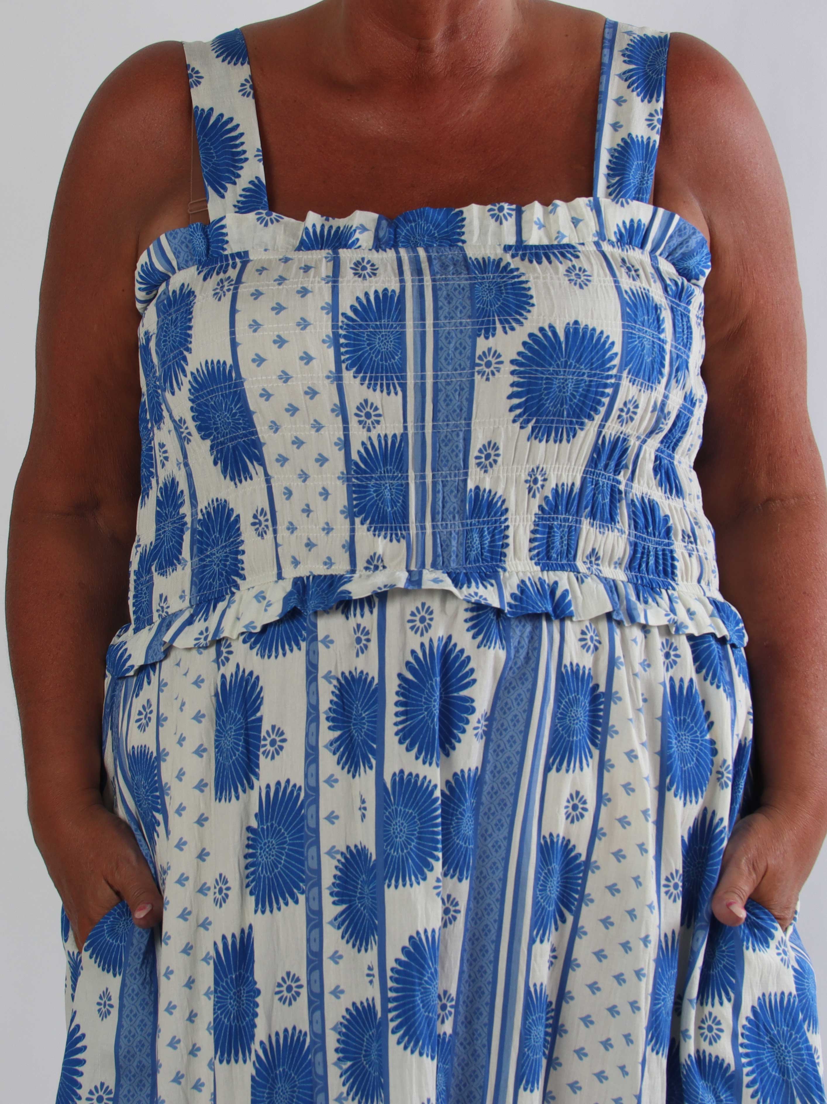 Marisol Sunburst - Blomstret plus size sommerkjole i viskose med smock henover brystet