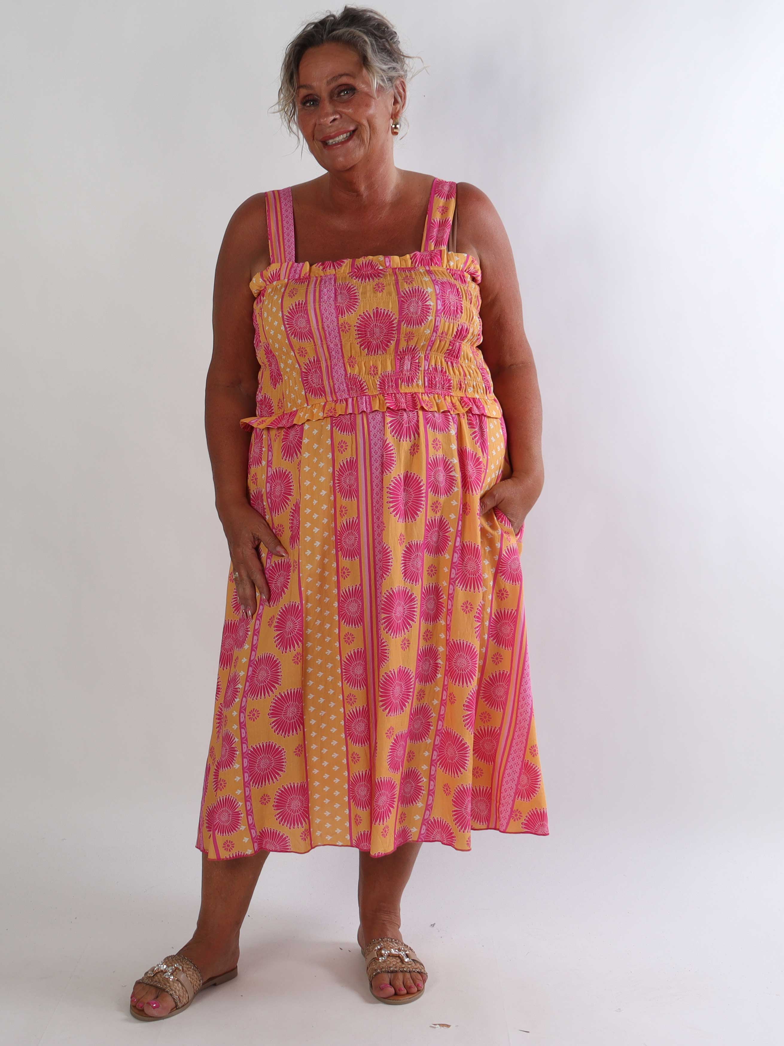 Marisol Sunburst - Blomstret plus size sommerkjole i viskose med smock henover brystet