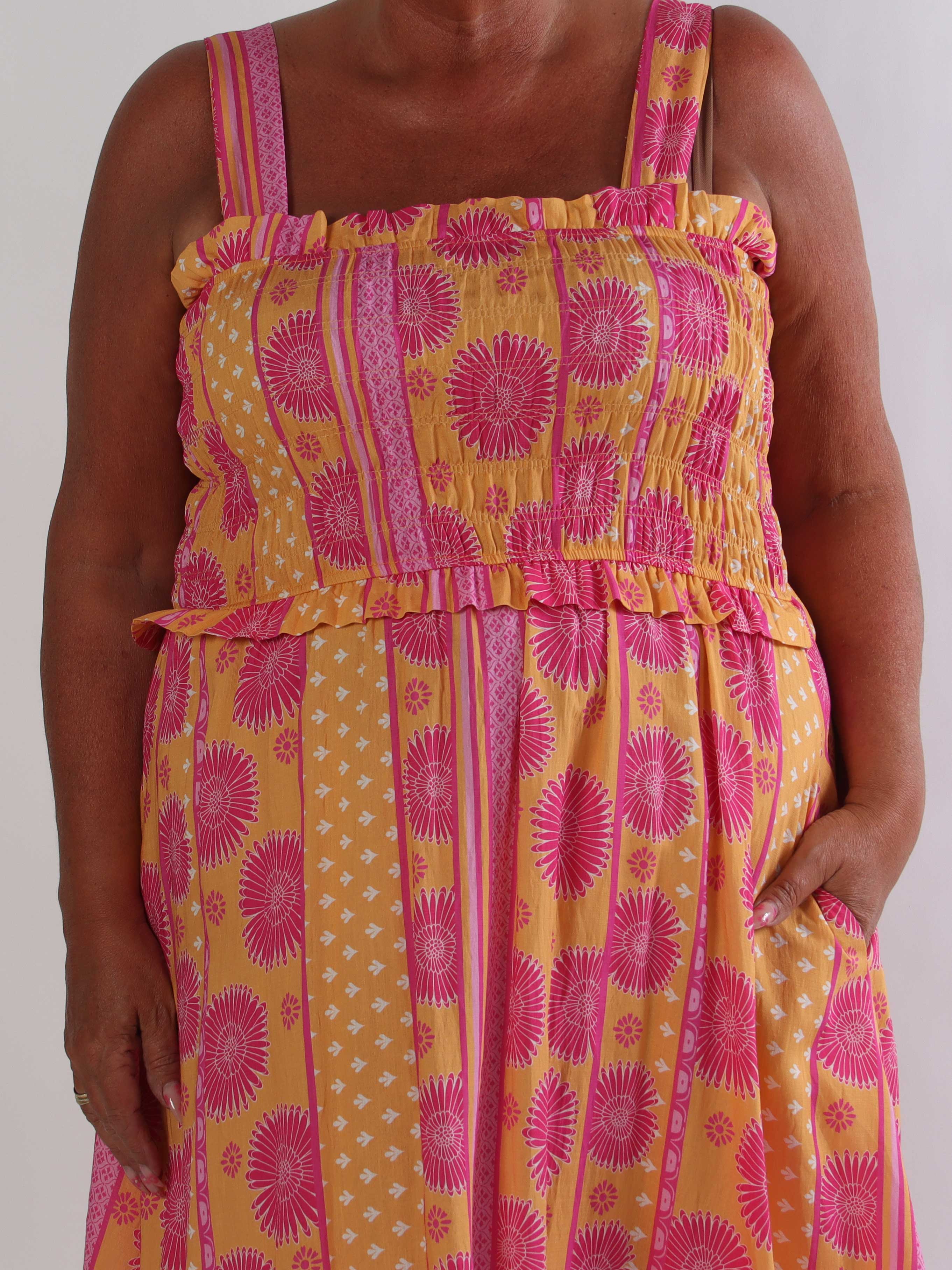 Marisol Sunburst - Blomstret plus size sommerkjole i viskose med smock henover brystet