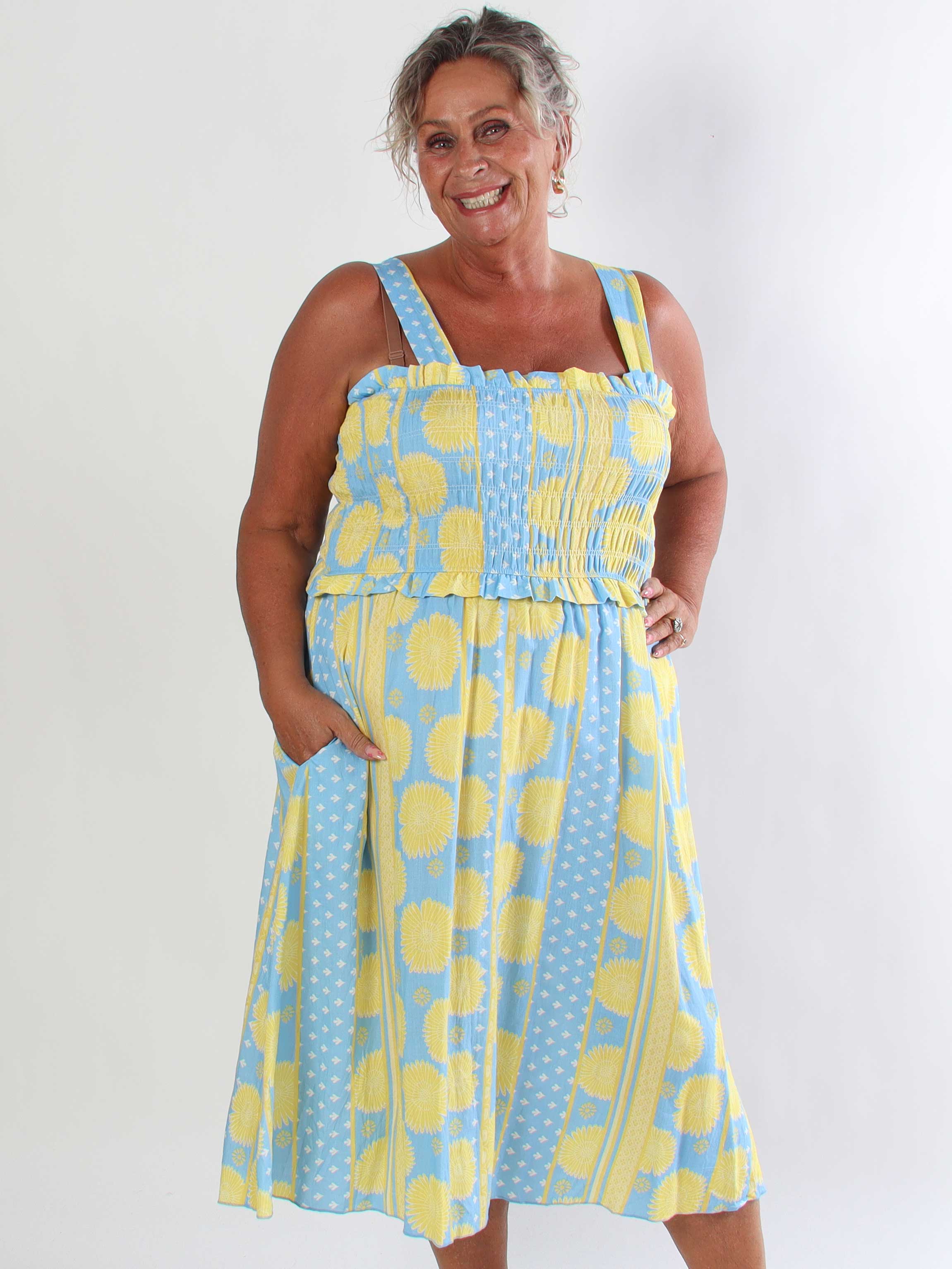 Marisol Sunburst - Blomstret plus size sommerkjole i viskose med smock henover brystet