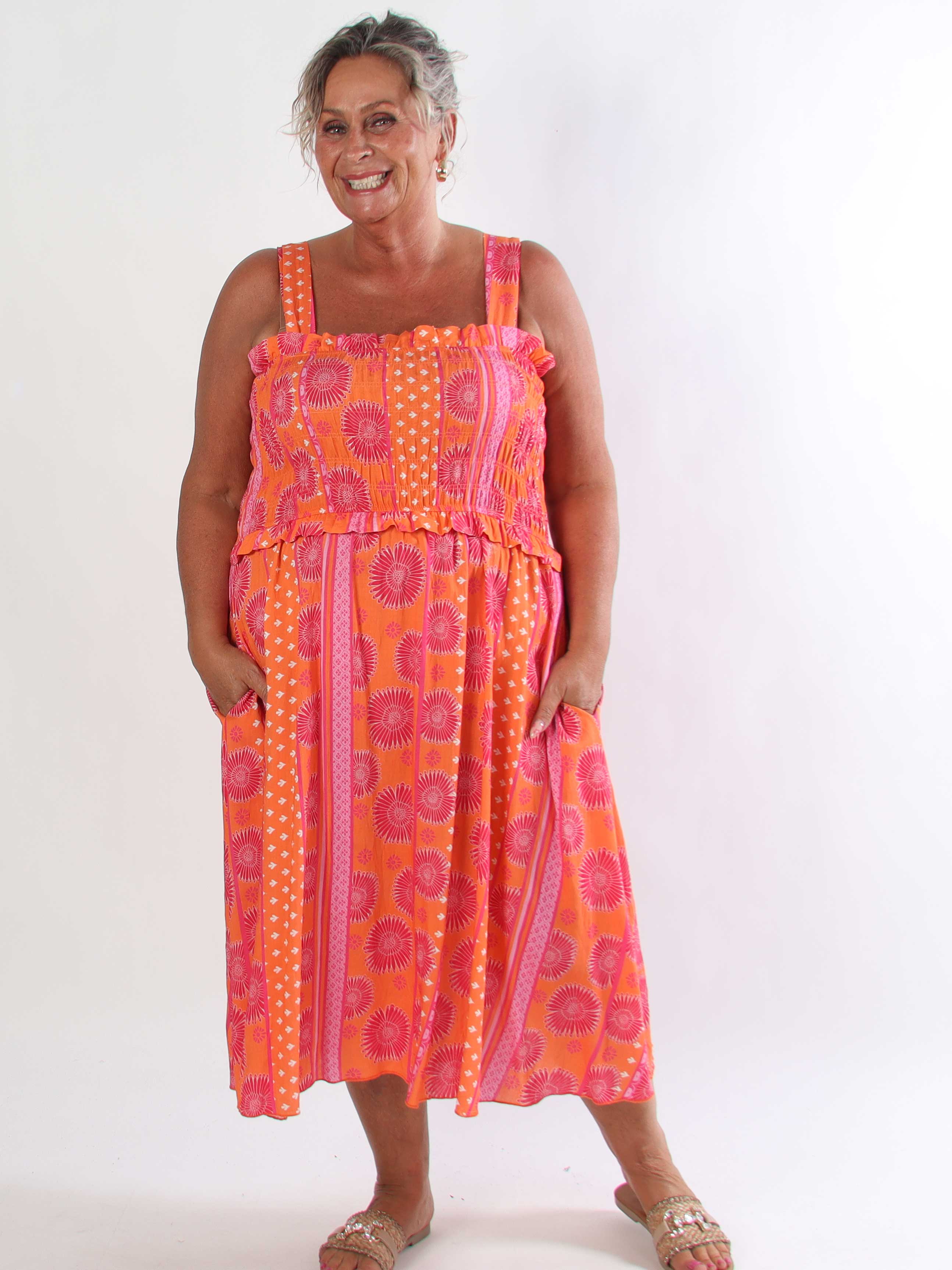 Marisol Sunburst - Blomstret plus size sommerkjole i viskose med smock henover brystet