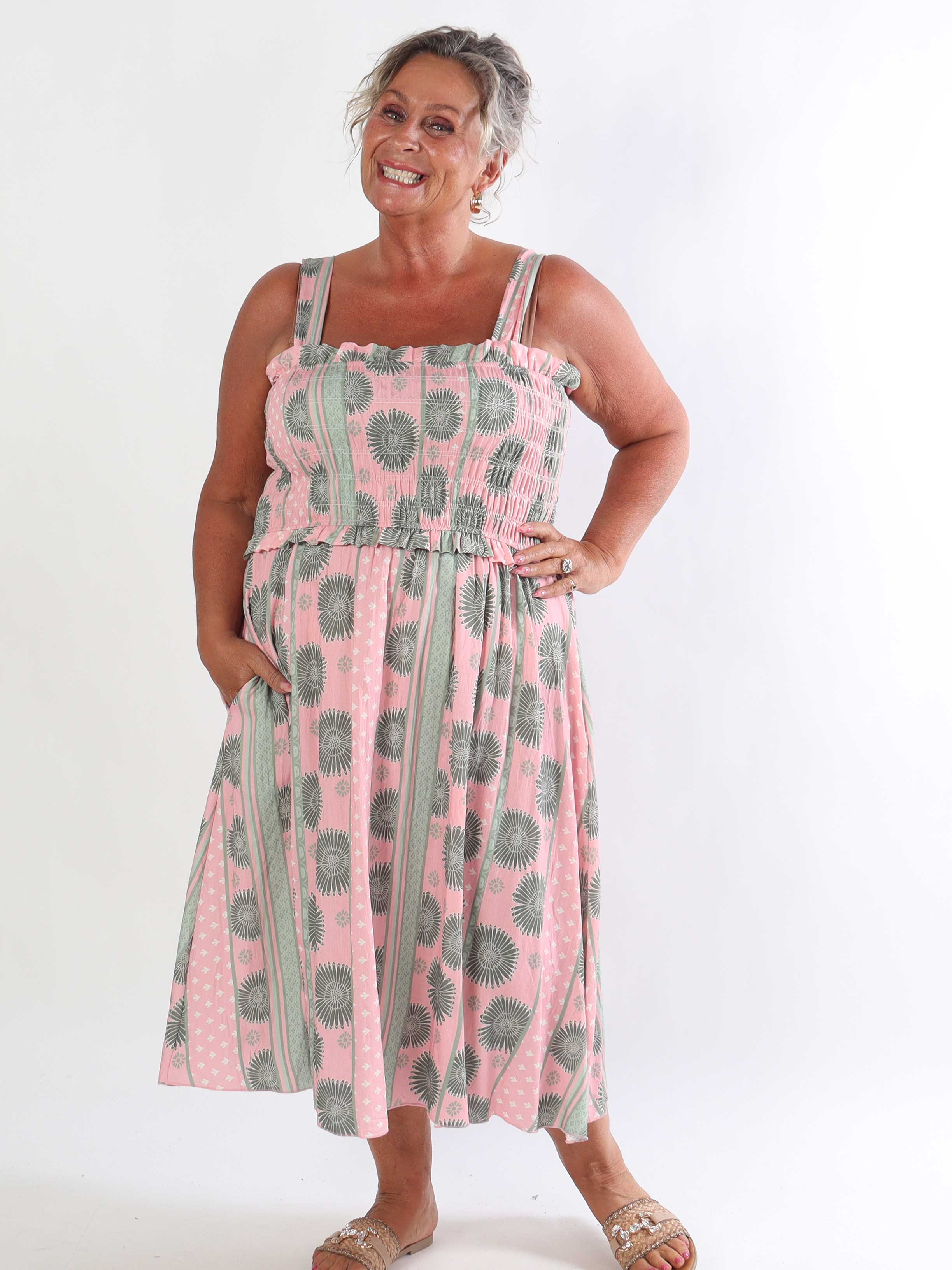 Marisol Sunburst - Blomstret plus size sommerkjole i viskose med smock henover brystet