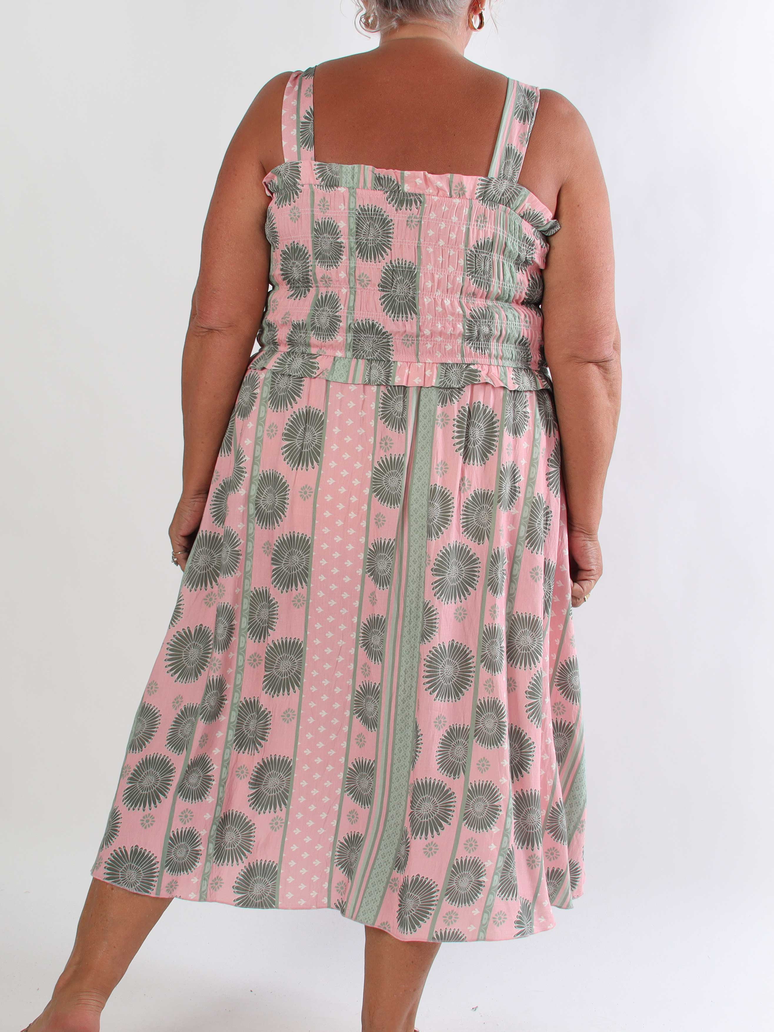 Marisol Sunburst - Blomstret plus size sommerkjole i viskose med smock henover brystet