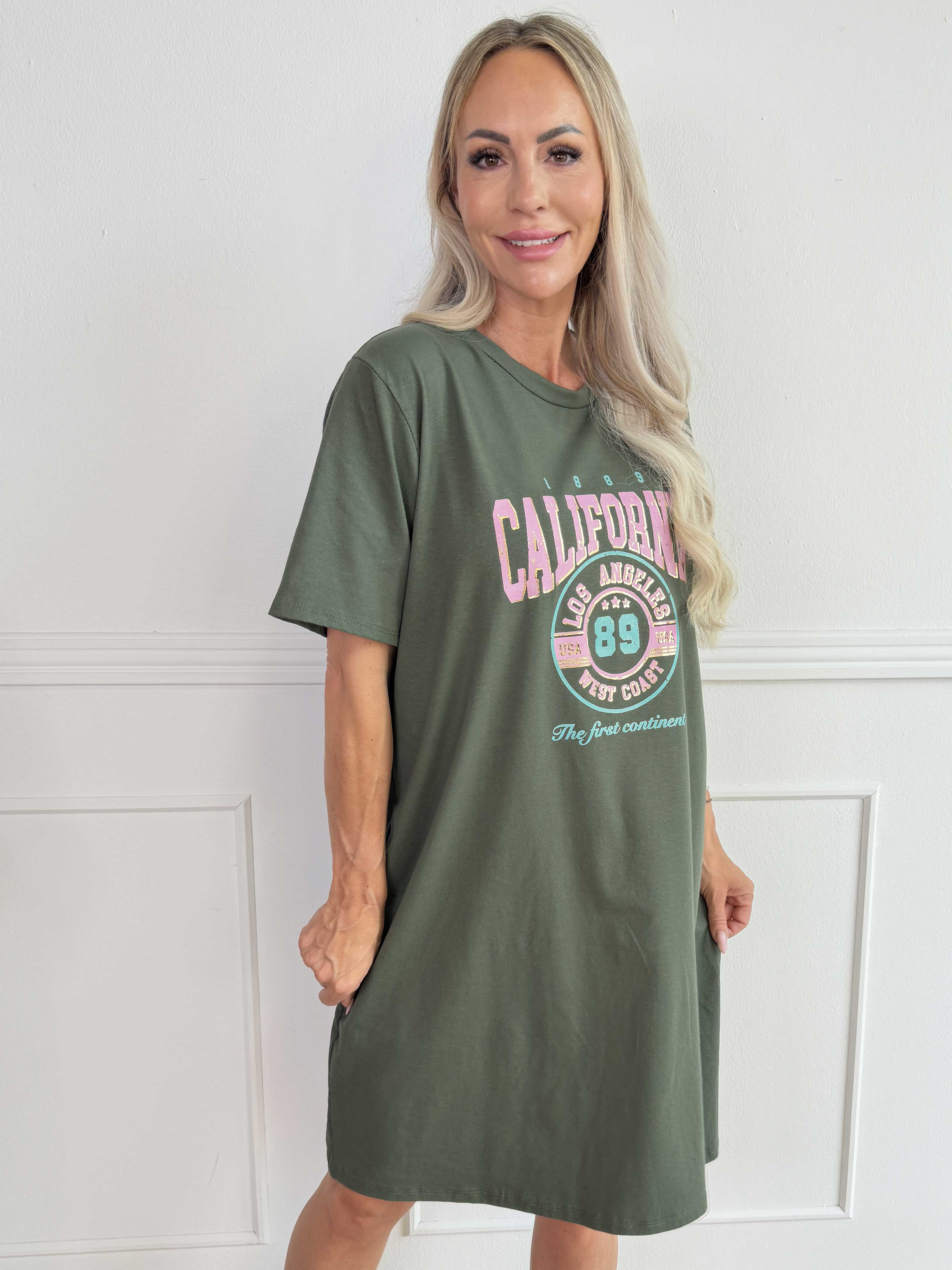 Meriam - En afslappet t-shirtkjole med et cool, amerikansk inspireret print