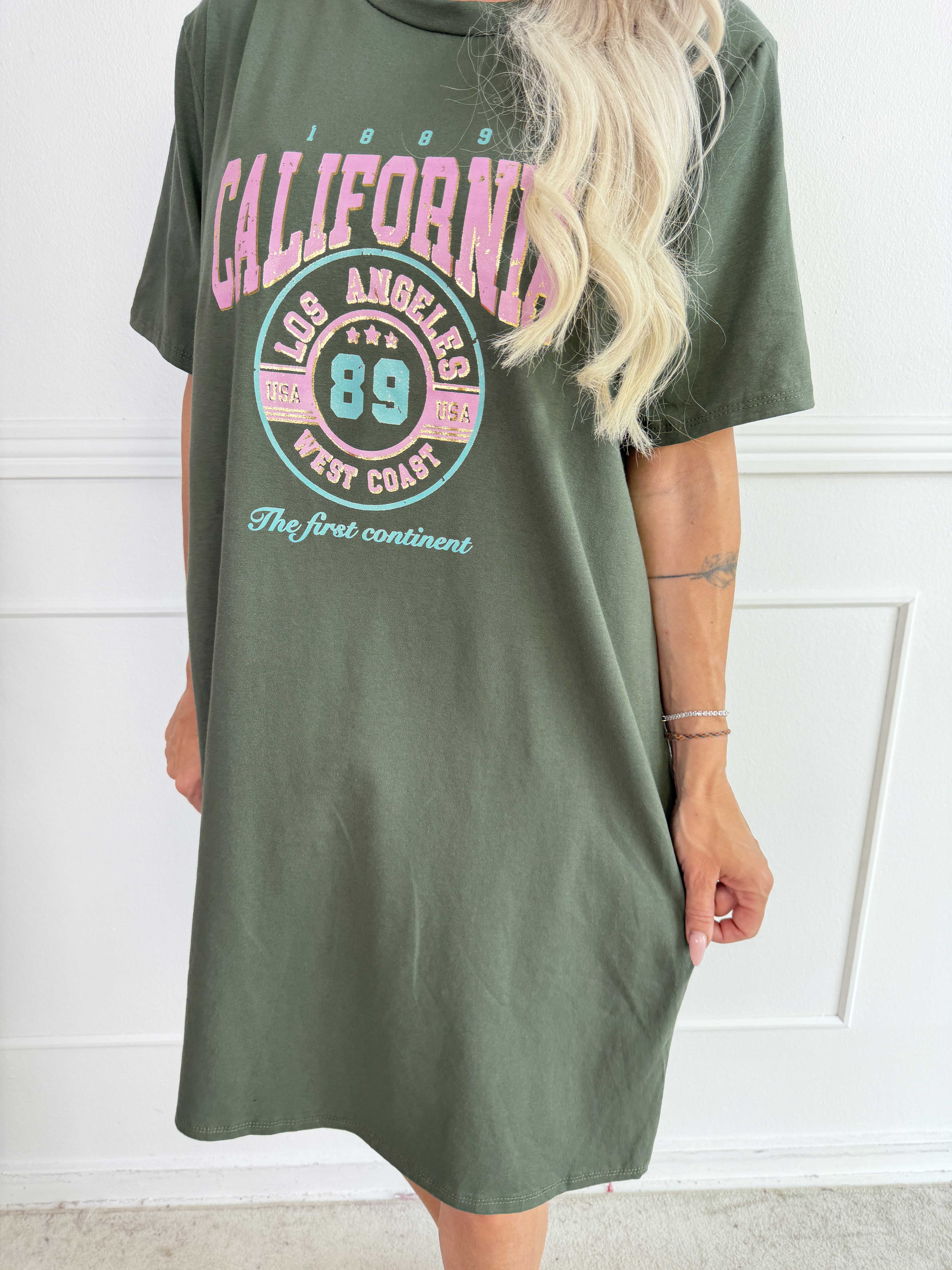 Meriam - Plus size t-shirtkjole med et cool, amerikansk inspireret print